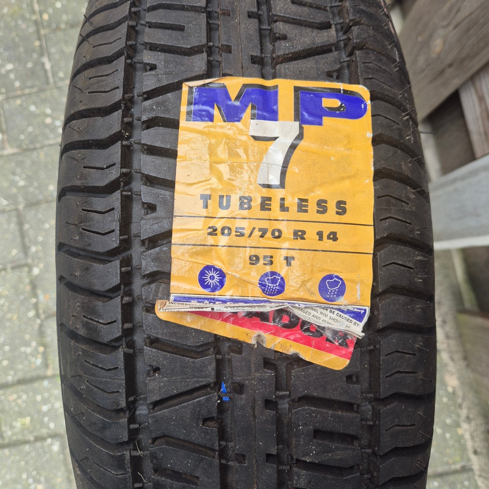 Te koop evt reserveband caravan. (Adria) 205/70 R14 95T, Auto-onderdelen, Banden en Velgen, 14 inch, Banden en Velgen, Nieuw, Zomerbanden
