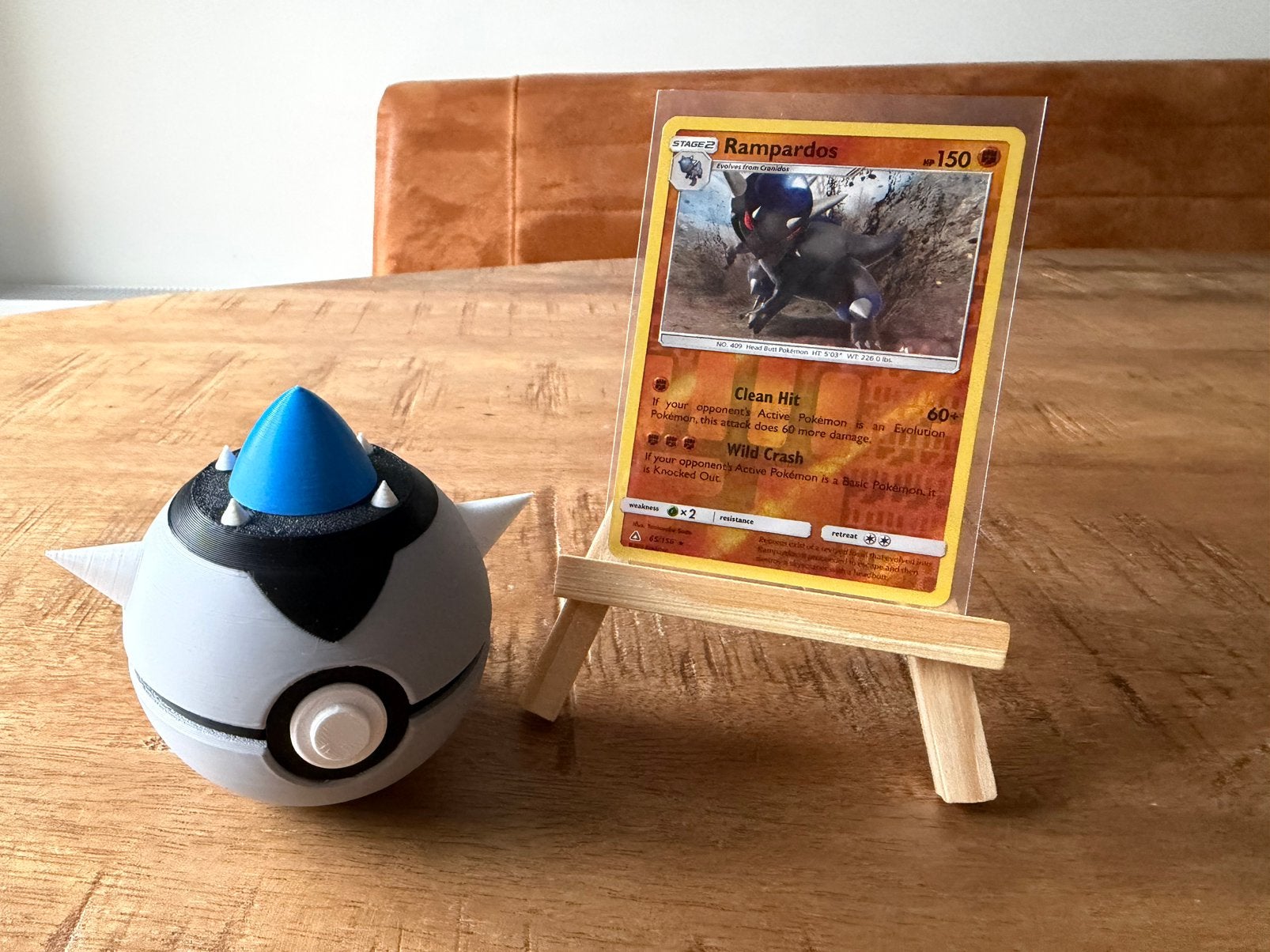 Rampardos pokemon kaart + standaard + pokeball, Ophalen of Verzenden, Nieuw, Losse kaart, Foil