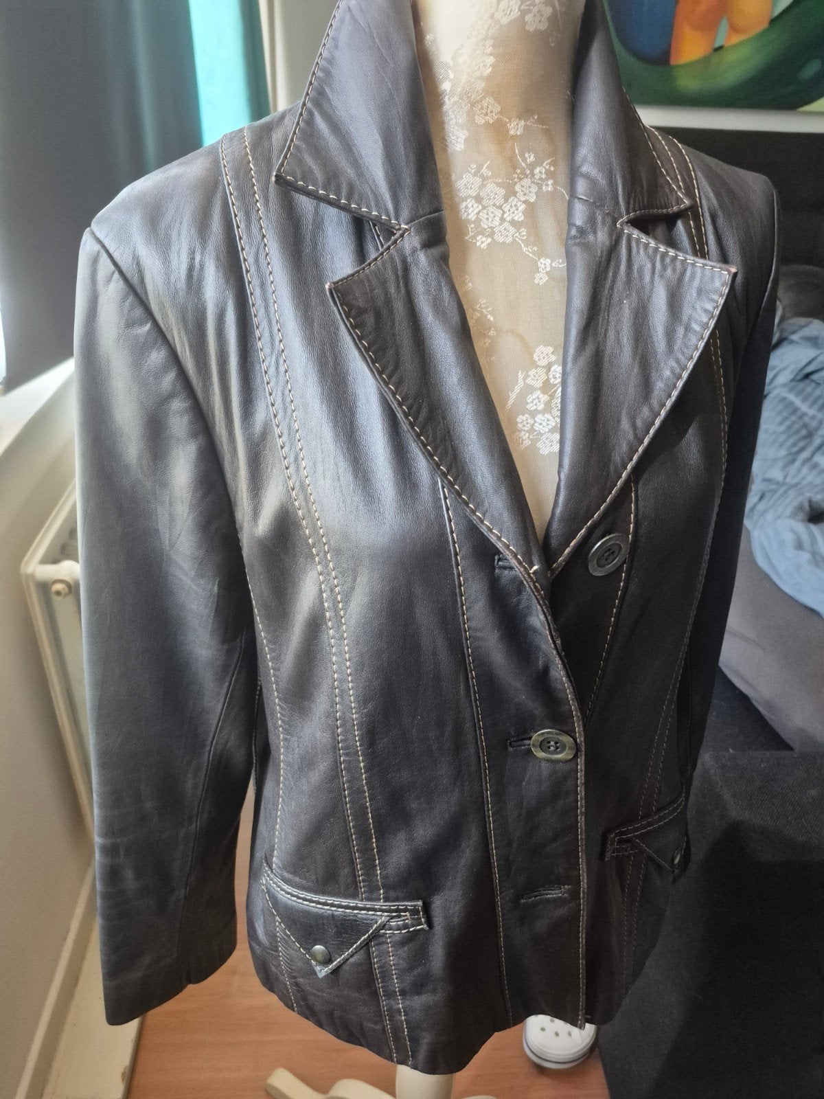 Stijlvol Bruin Leren Jasje met Contrasterende Stiksels, Kleding | Dames, Jasjes, Kostuums en Pakken, Bruin, Maat 42/44 (L), Ophalen of Verzenden