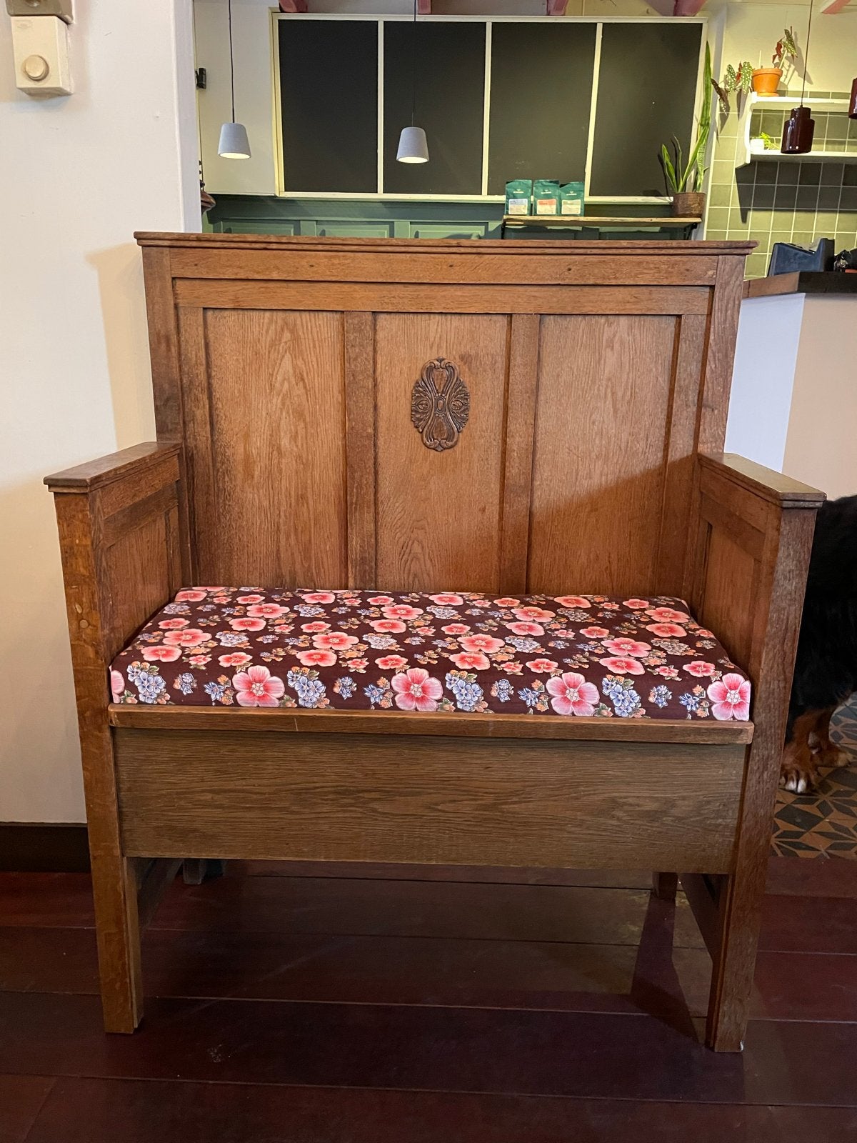 Antiek kerkbankje met bloemenkussen - Perfect voor hal, Ophalen