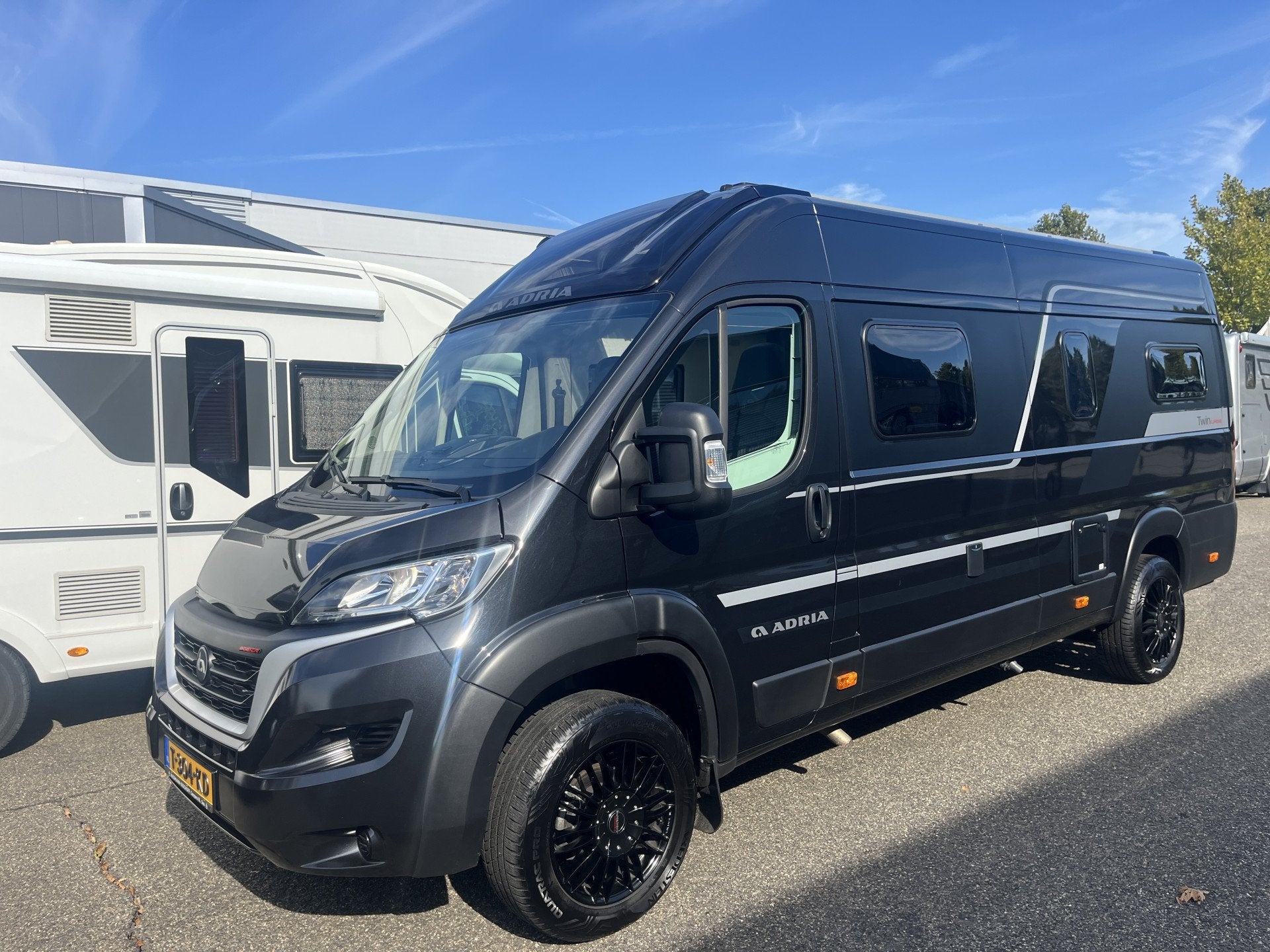 Adria TWIN 640SGX Supreme 180pk Automaat 18inch 3.5 of 4.0to, Automaat, Buscamper of Camperbus, 7 tot 8 meter, Diesel