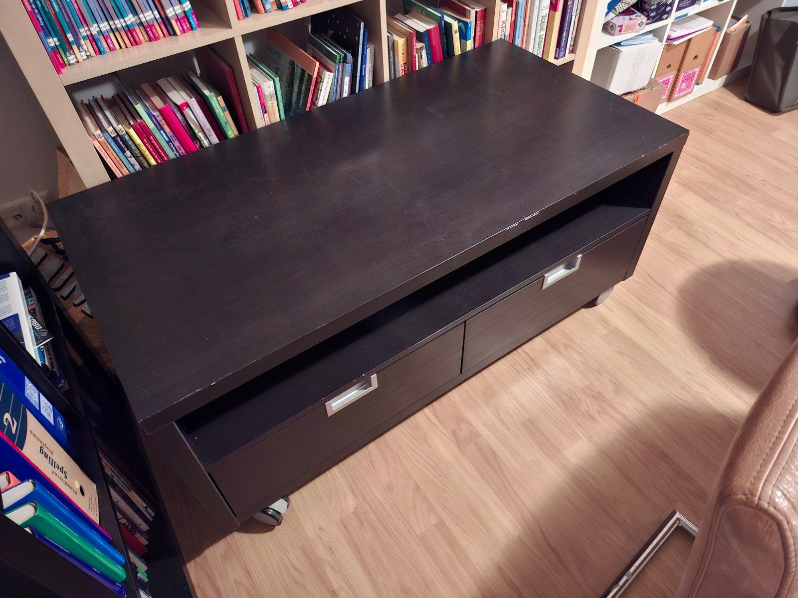 Donkerbruine salontafel/kast op wielen 120x60, Ophalen, Gebruikt, Bruin, Hout