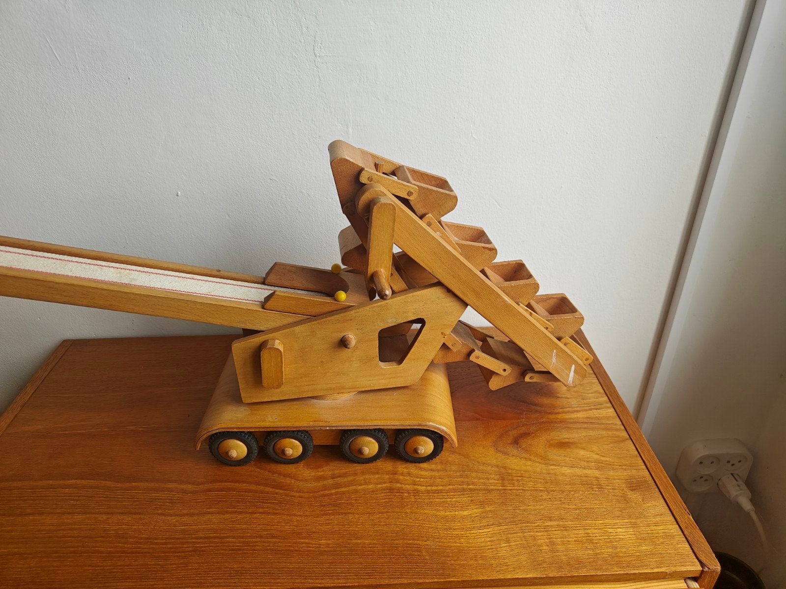 houten speelgoed transport band en emer ladder