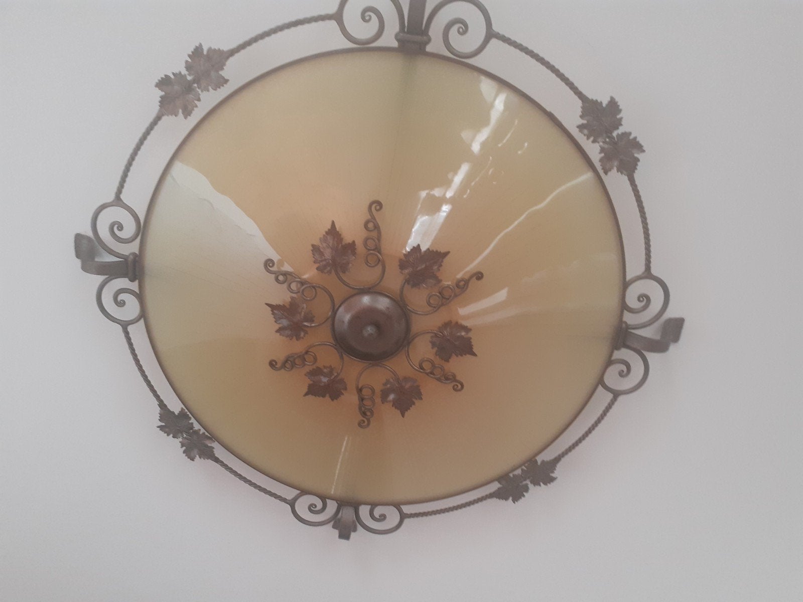 Smeedijzeren plafondlamp met druivenblad decoratie, Beige, Gebruikt, Inclusief lichtbron, Antiek