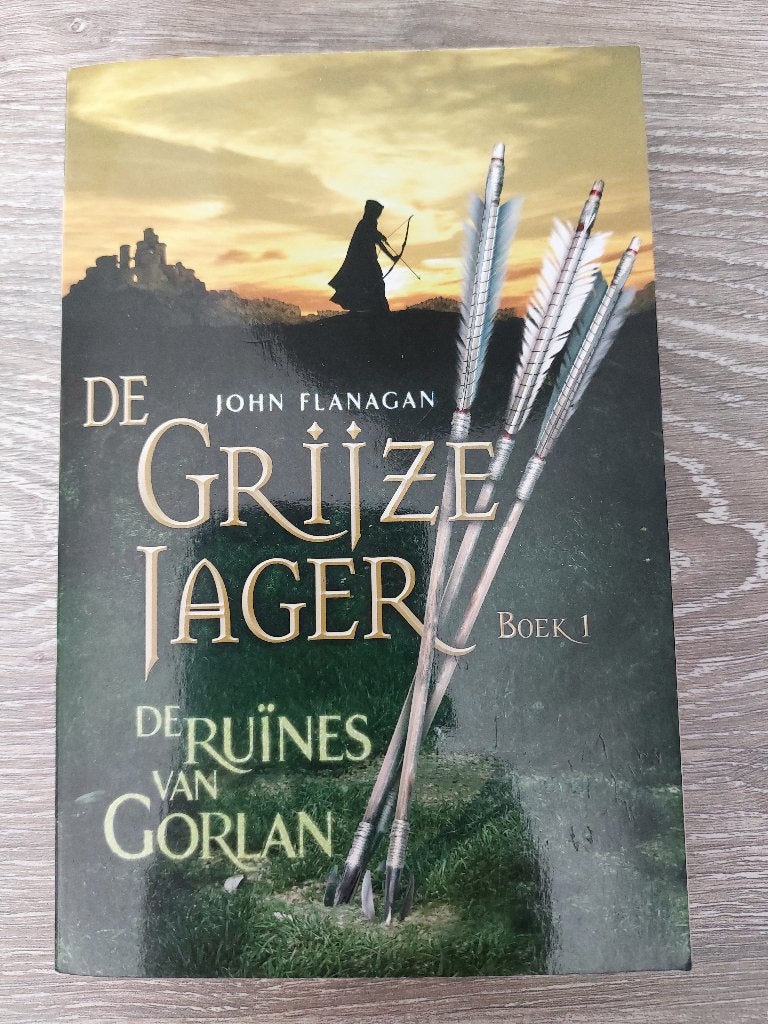 John Flanagan - De Grijze Jager - De ruines van Gorlan, Ophalen of Verzenden, Zo goed als nieuw, John Flanagan