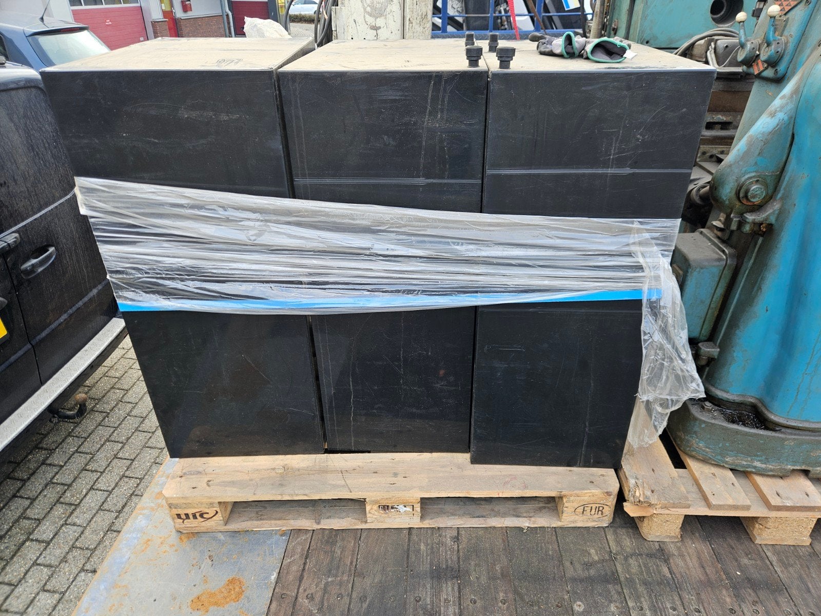 Zwarte kunststof tanks op pallet 3 stuks, Ophalen