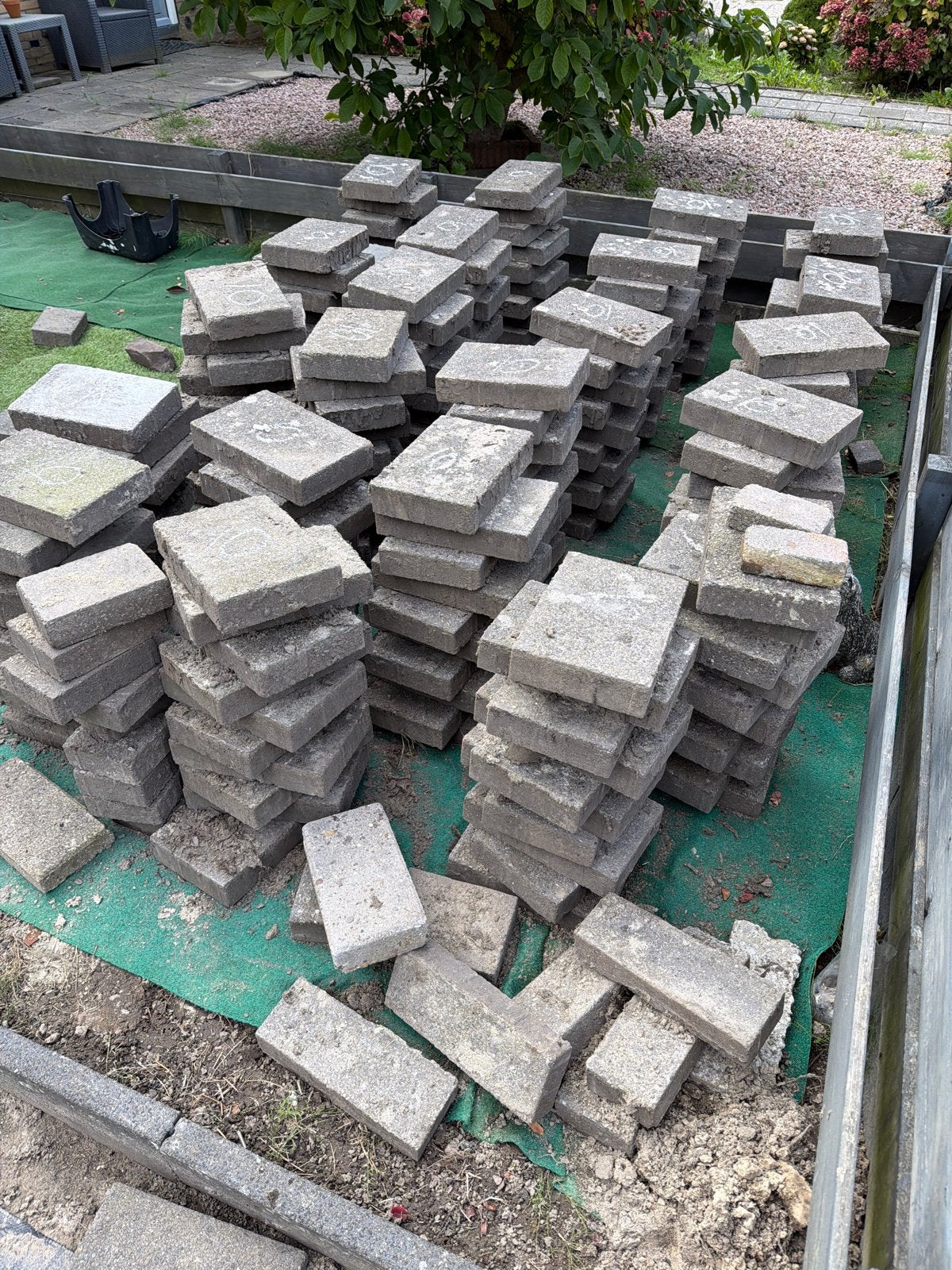 GRATIS 270 gebruikte betonnen klinkers voor tuin of terras, Tuin en Terras, Ophalen, Gebruikt, Klinkers, 5 tot 10 m²
