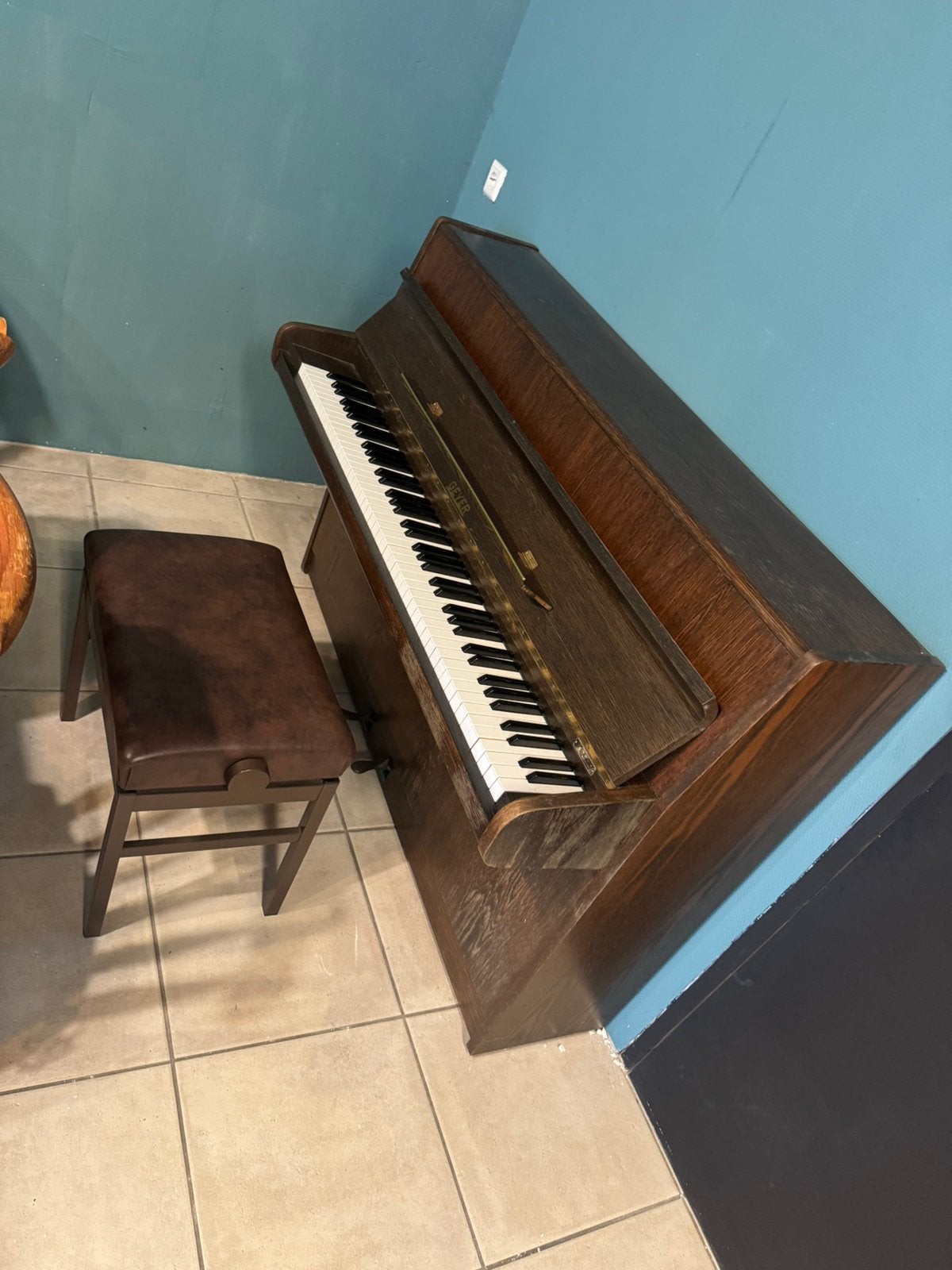 Klassieke piano met pianobank – sfeervol en karaktervol, Ophalen, Zo goed als nieuw