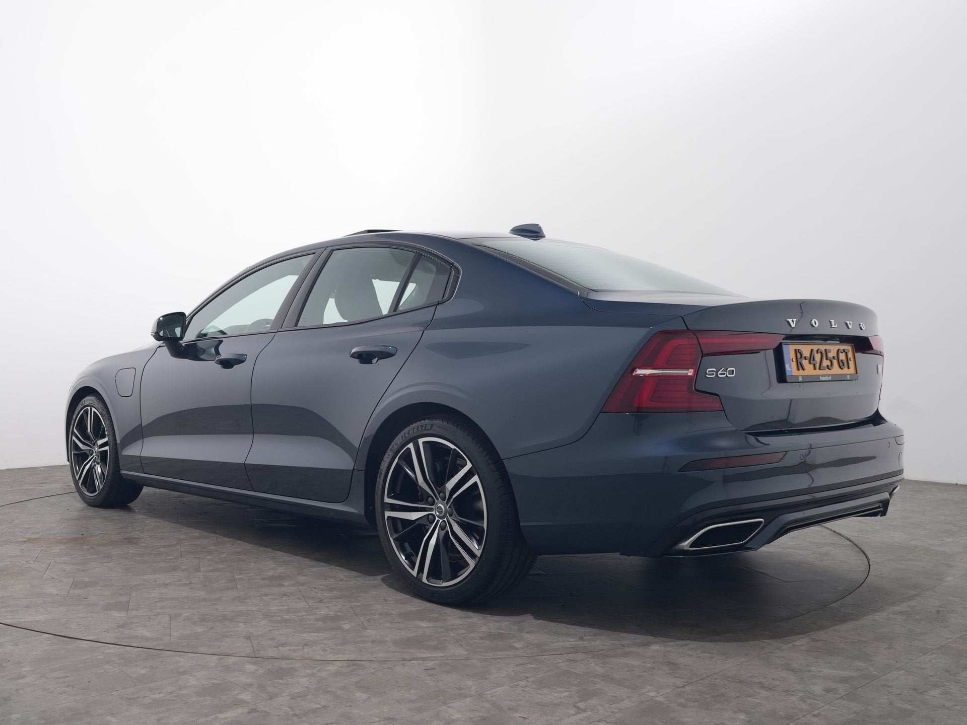 Volvo S60 2.0 RECHARGE T6 350PK AWD R-DESIGN AUT8 | Panorama, Auto's, Automaat, Dealer onderhouden, Gebruikt, 4 cilinders