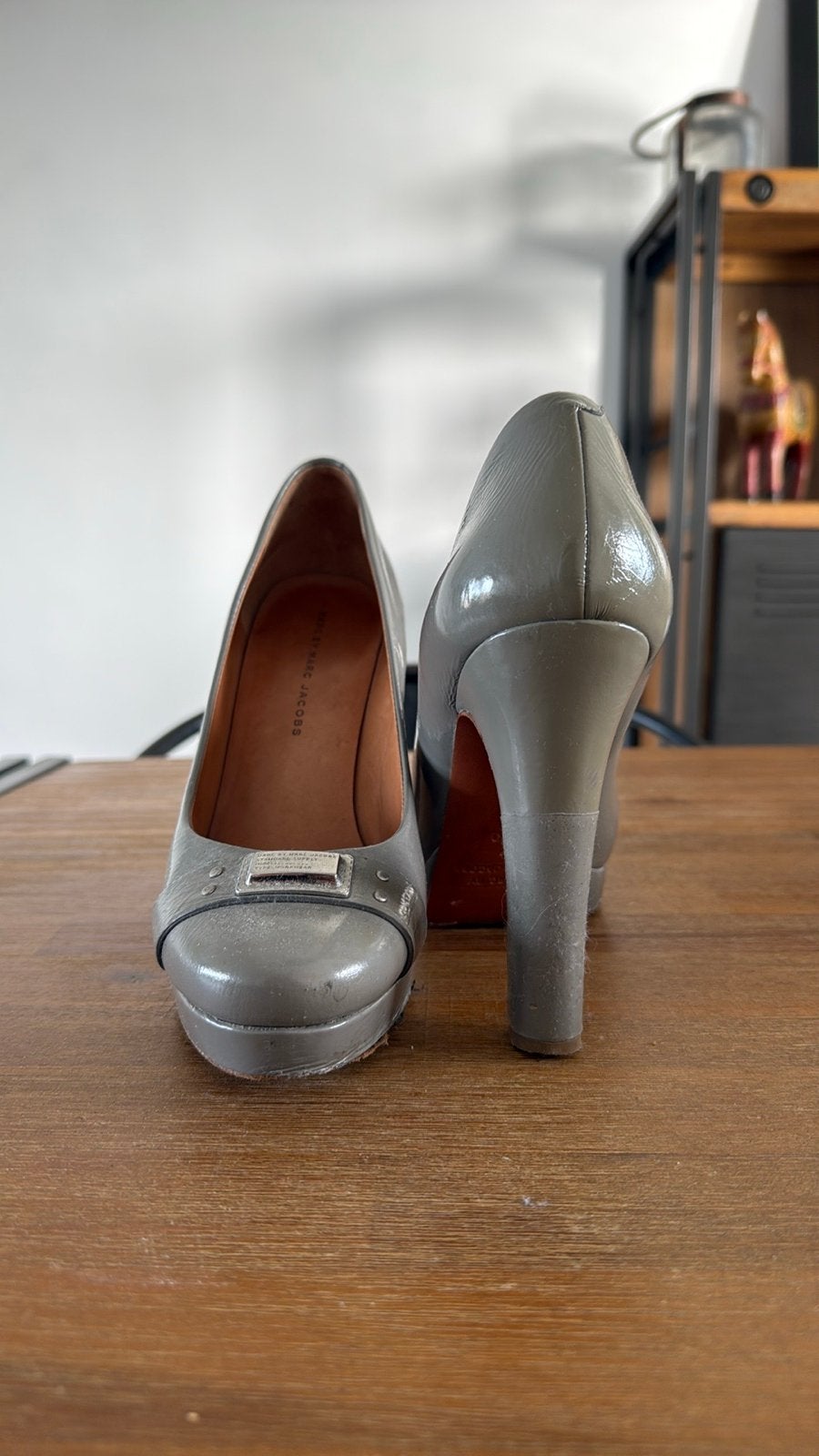 Marc Jacobs grijze lakleren pumps maat 40, Kleding | Dames, Ophalen of Verzenden, Gedragen, Grijs, Pumps
