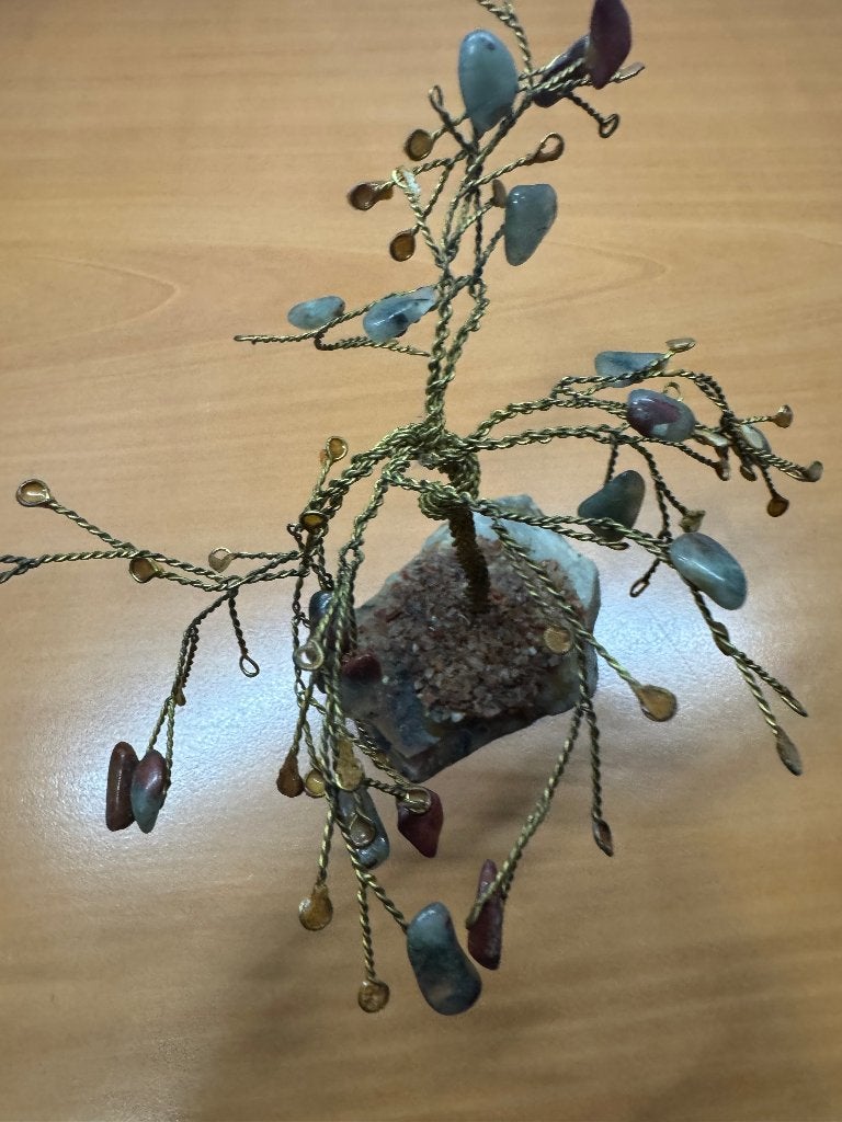 Decoratieve boom met edelstenen op mineraal, Ophalen of Verzenden, Mineraal