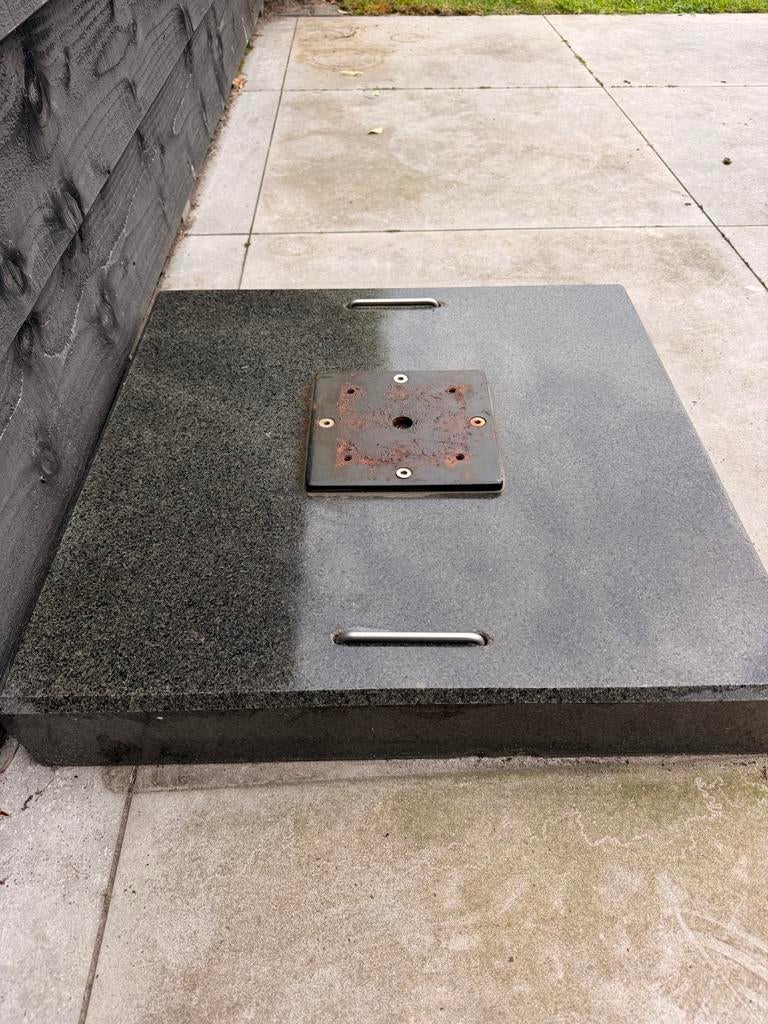 Zware granieten parasolvoet met handvatten, Tuin en Terras, Tuinmeubel-accessoires, Ophalen of Verzenden, Gebruikt
