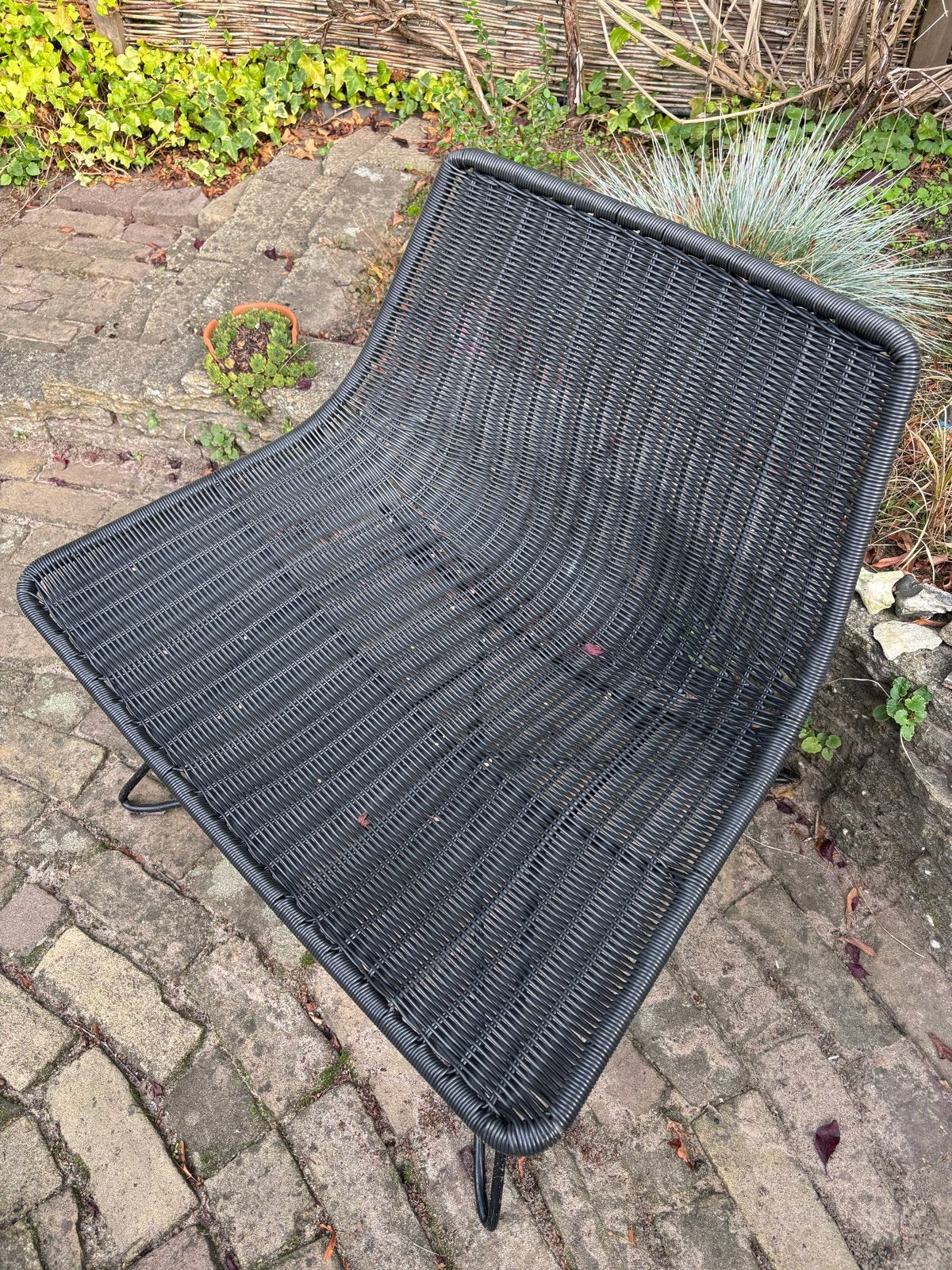 Zwarte kunstof rotan loungestoel met metalen onderstel, Huis en Inrichting, Ophalen, Gebruikt, Zwart, Metaal