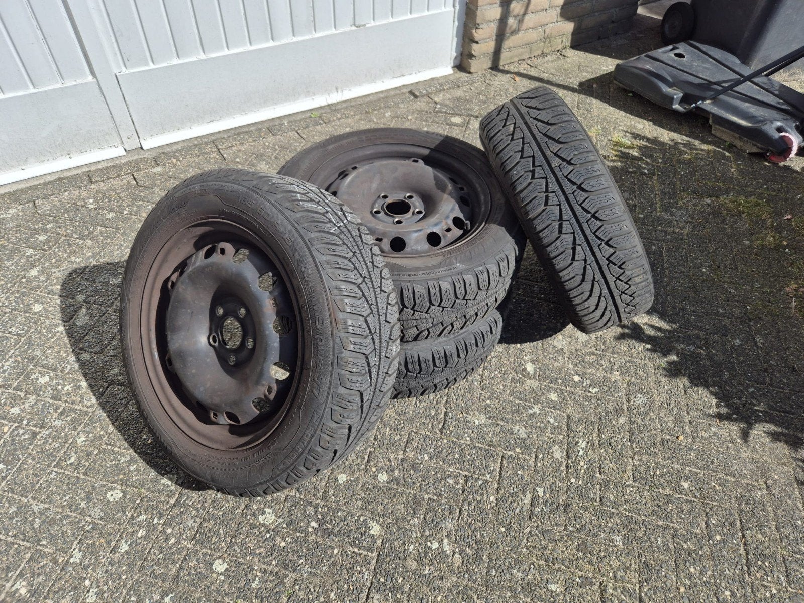 Uniroyal winterbanden 185/60 R15 op velgen voor o.a. VW Polo, Auto-onderdelen, Ophalen, Gebruikt, 15 inch, Banden en Velgen