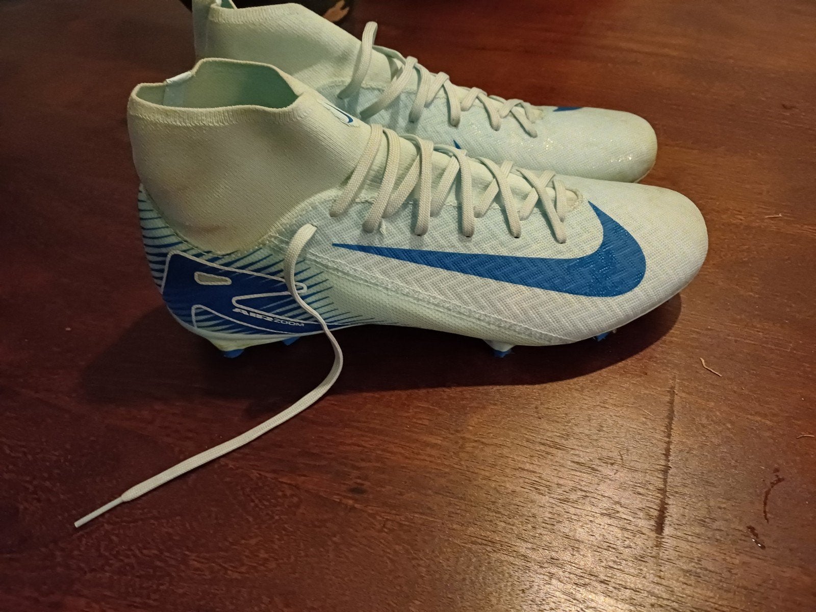 Zo goed als nieuwe Nike voetbalschoenen maat 42,5, Ophalen
