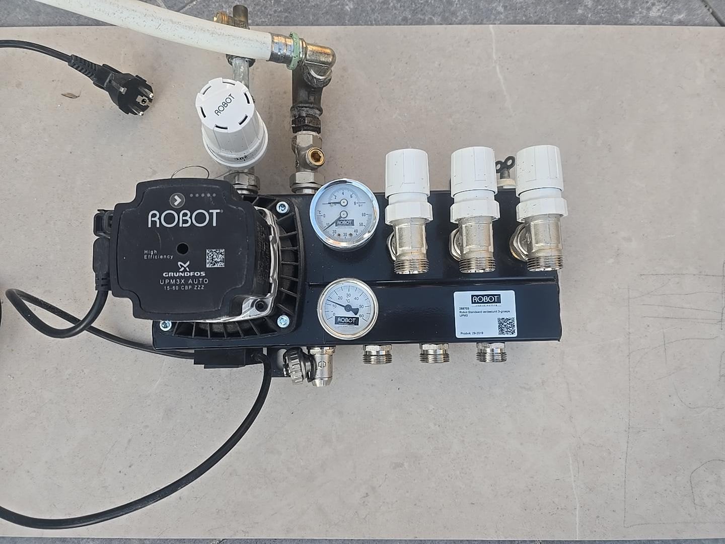 Robot vloerverwarmingsverdeler 3-groeps + Grundfos UPM3X AUT