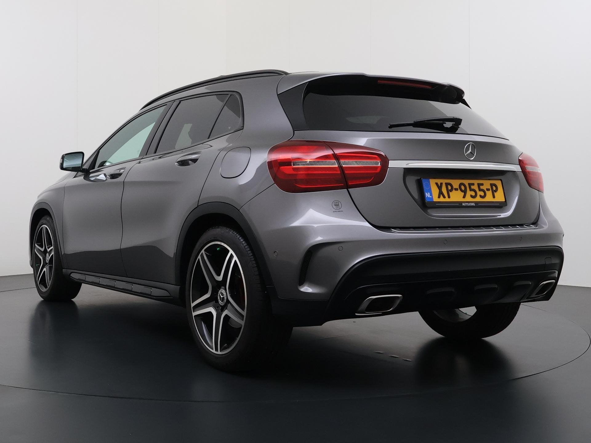 Mercedes-Benz GLA-klasse 180 Business Solution AMG Night Upg, Gebruikt, 4 cilinders, 715 kg, Leder en Stof