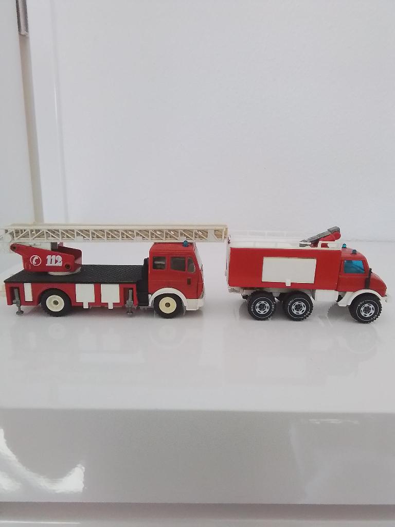 Siku 2x Mercedes Brandweer, Hobby en Vrije tijd, Modelauto's | 1:50, Zo goed als nieuw, Bus of Vrachtwagen, SIKU, Ophalen of Verzenden