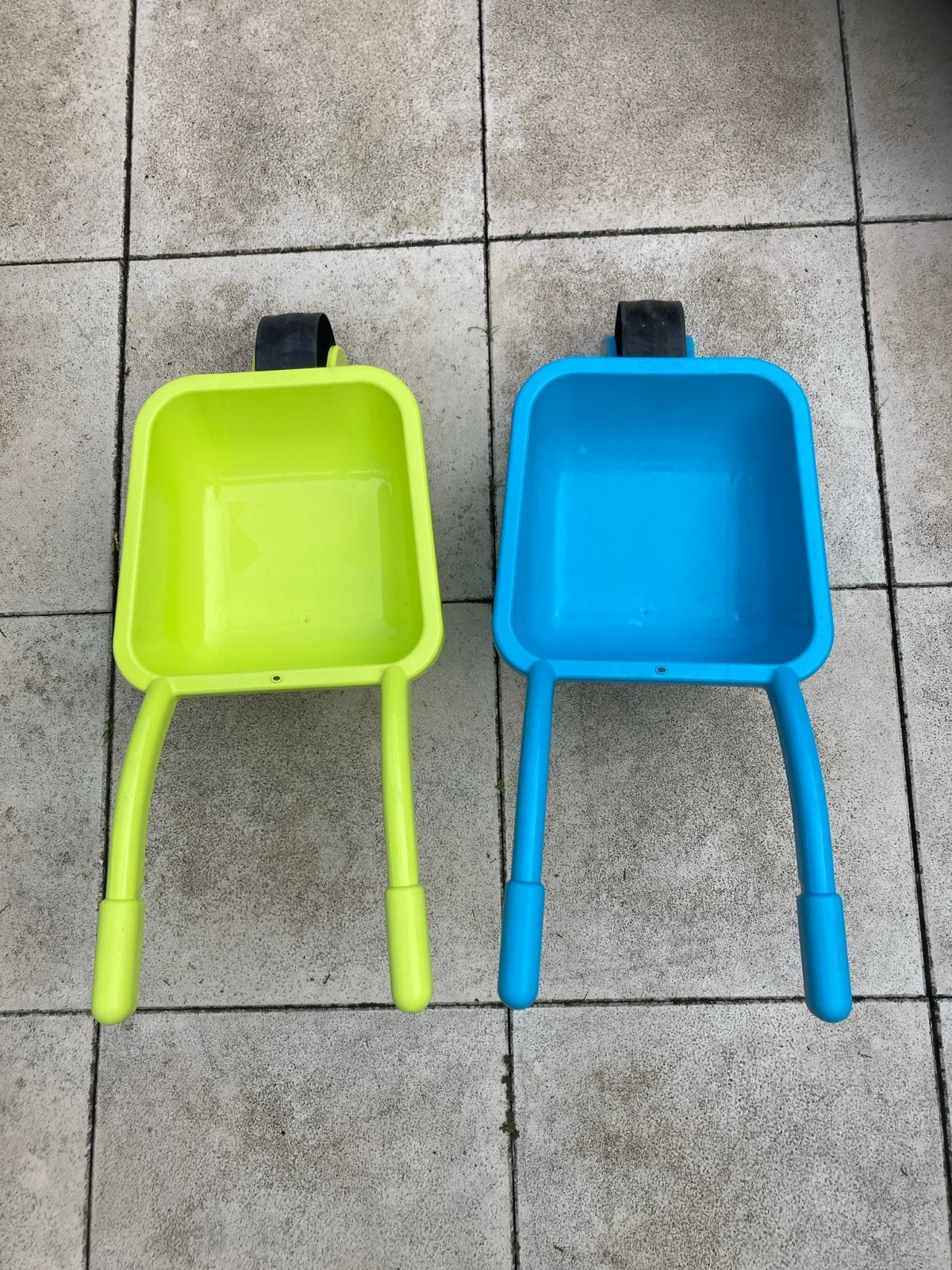 2 plastic kinderkruiwagens blauw en groen, Ophalen, Zo goed als nieuw, Duwvoertuig