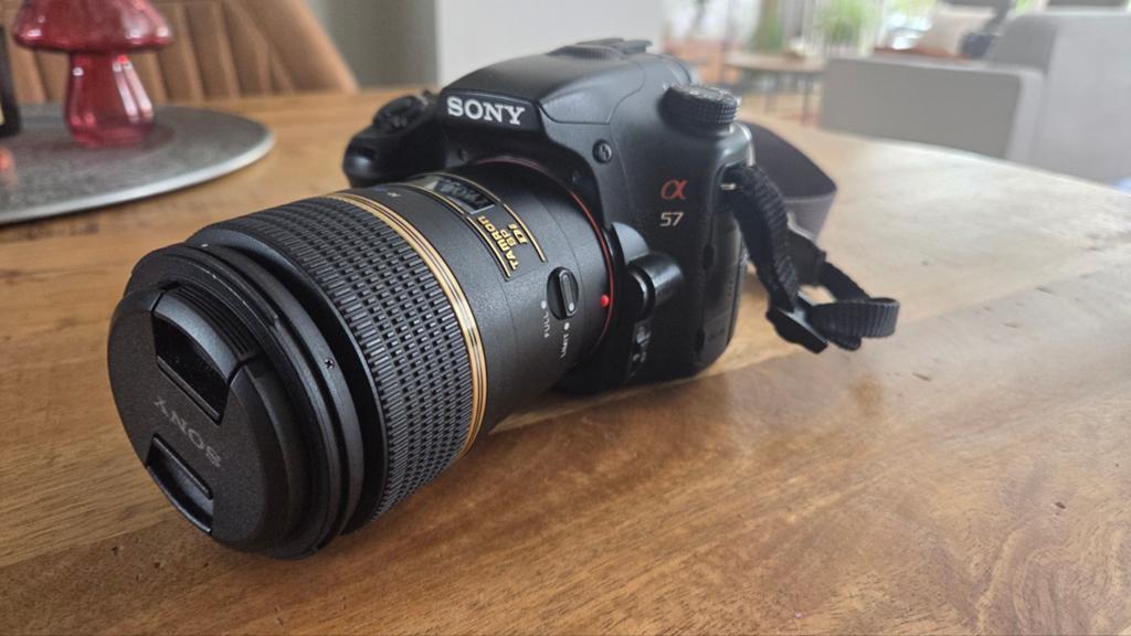 Sony Alpha A57 Spiegelreflexcamera met Tamron 90mm lens, Spiegelreflex, Ophalen of Verzenden, Zo goed als nieuw, Sony