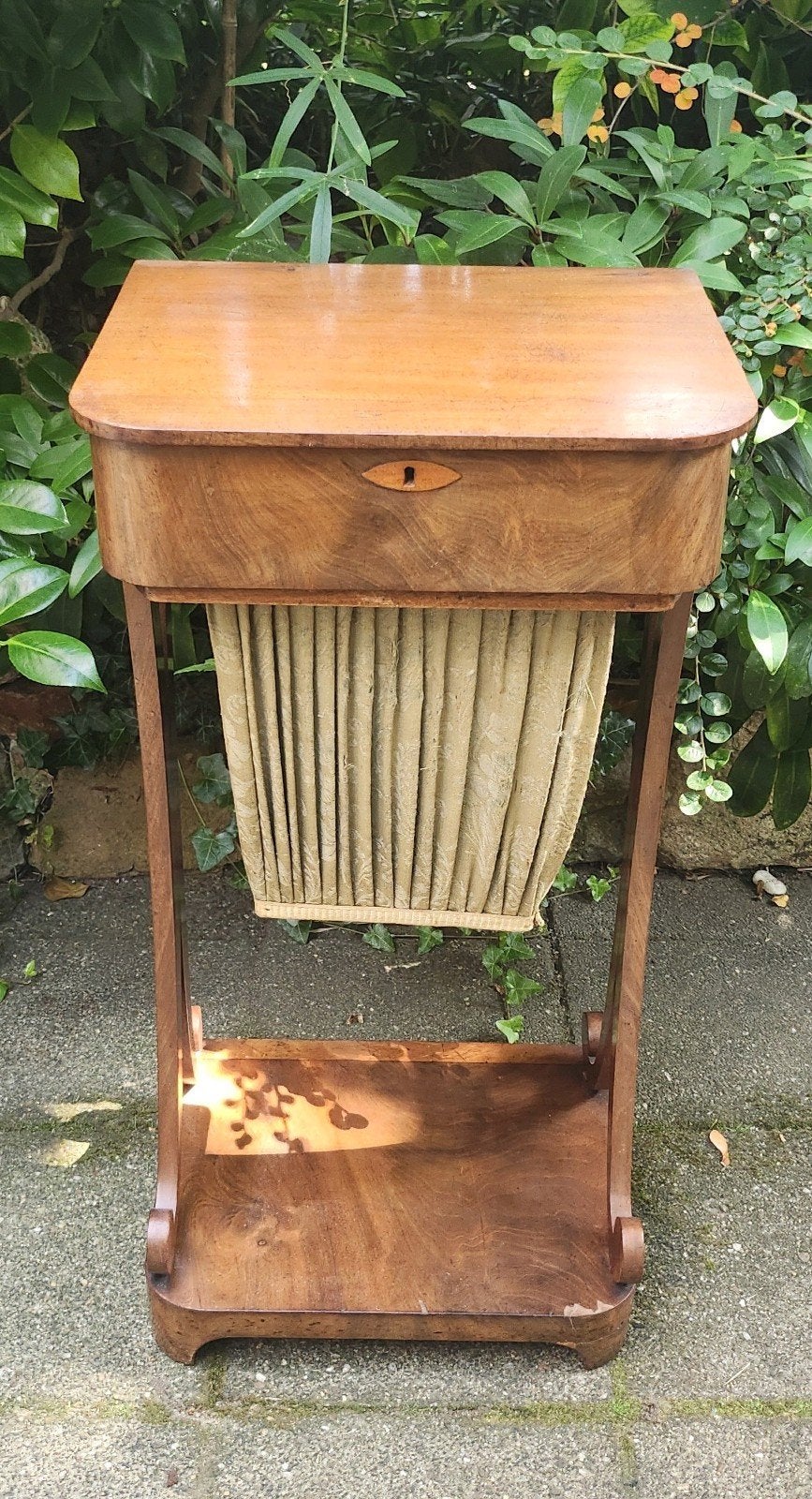 Victorian Sewingtable, Ophalen