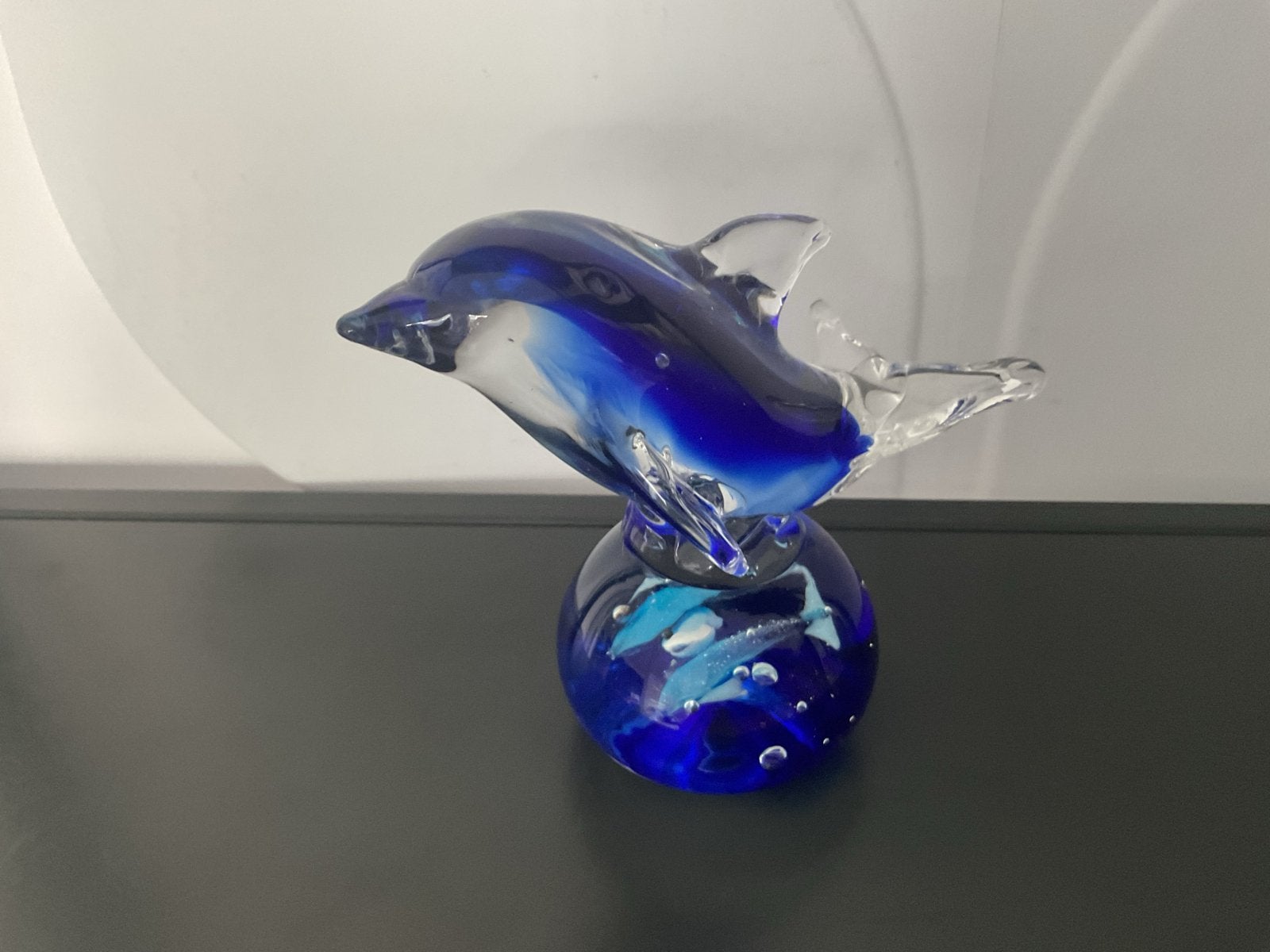 Glazen dolfijn met vissen in bol - Blauw, Antiek en Kunst, Verzenden