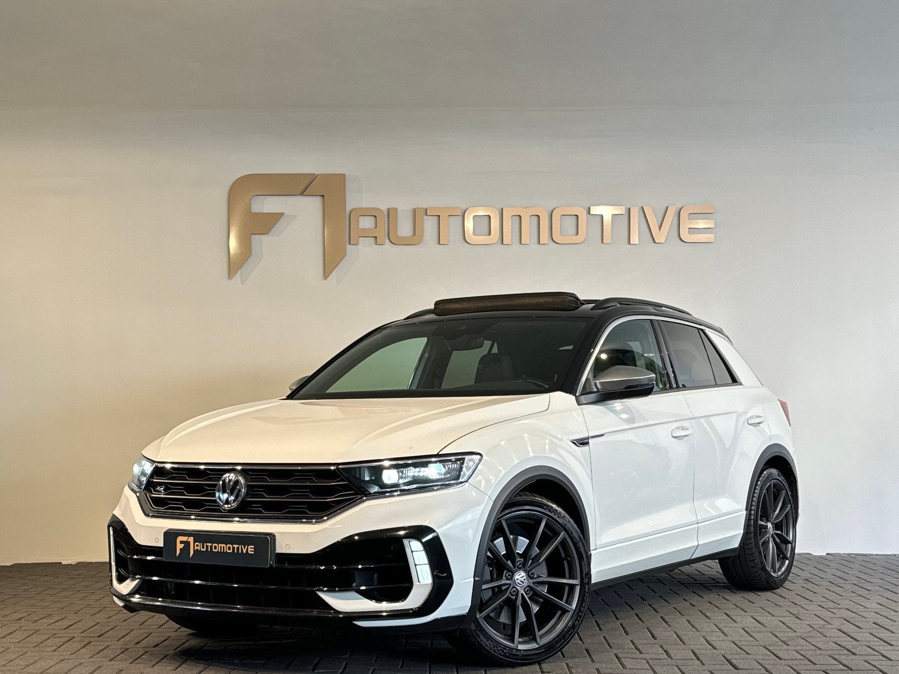 Volkswagen T-Roc 2.0 TSI 4Motion R Pano|BlindSpot|ACC|Lane A, 13 km/l, Automatische klimaatregeling, Gebruikt, Euro 6