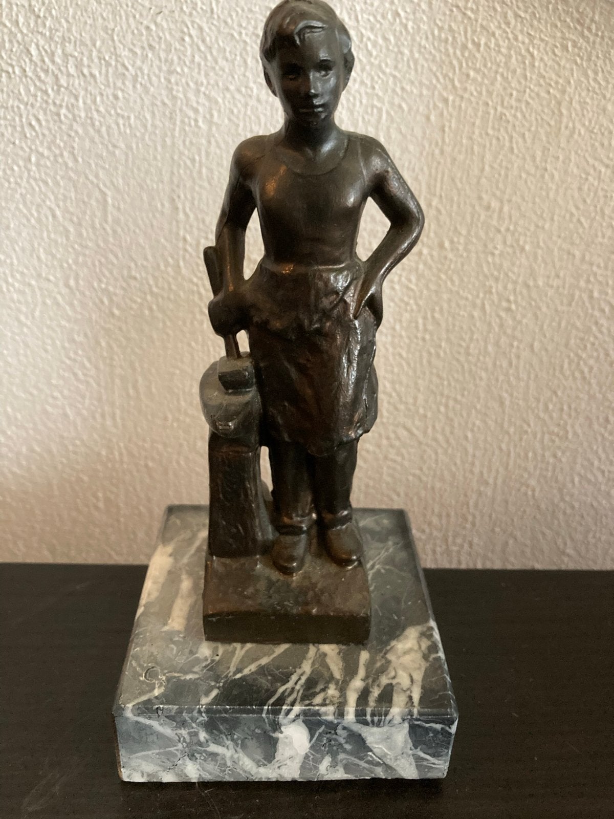 beeldje ,verbronst , van jongen met aambeeld sign. R Scali, Antiek en Kunst, Minder dan 20 cm, Ophalen of Verzenden, Op sokkel