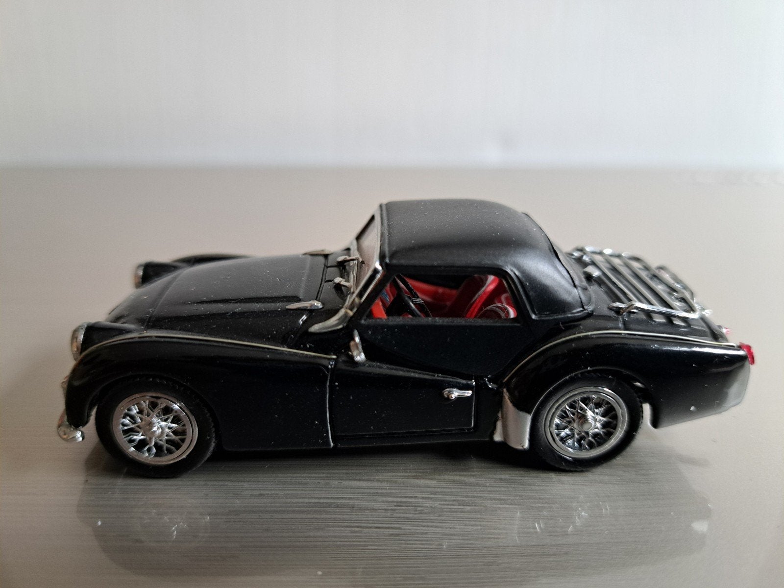 Triumph TR3 A in schaal 1:43, nieuw, Ophalen of Verzenden, Nieuw, Auto, Overige merken