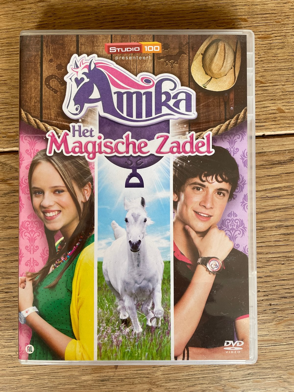 Amika - Het Magische Zadel DVD (Studio 100), Gebruikt, Alle leeftijden, Tv-serie, Familie