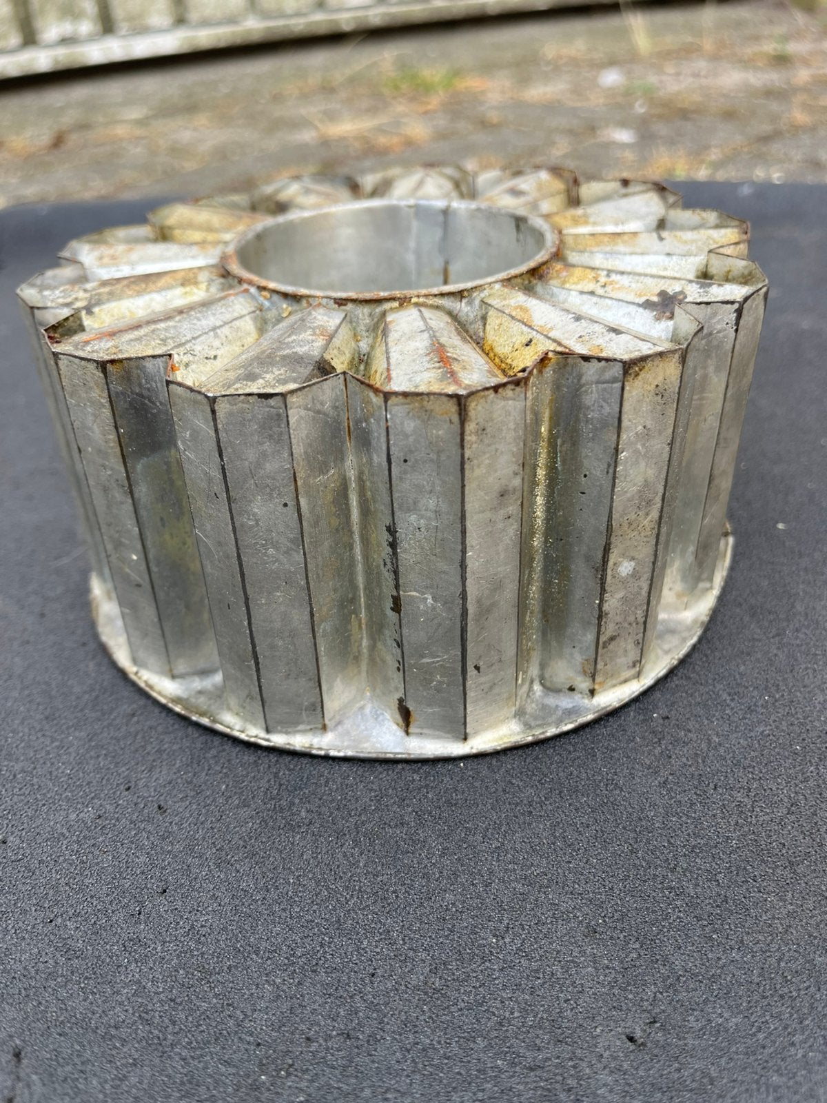 Brocante puddingvorm,oude metalen  puddingvorm, Verzenden