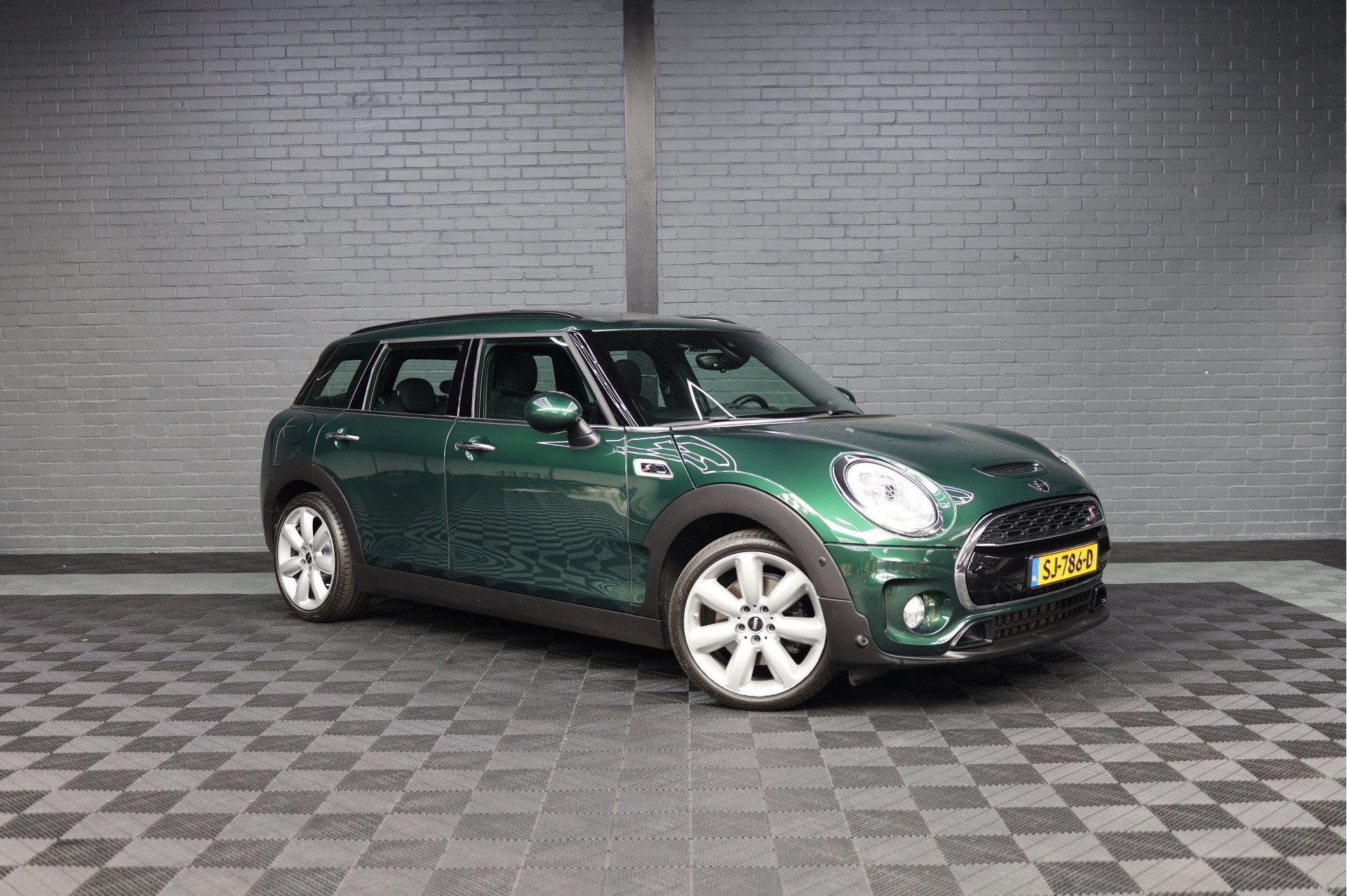 MINI Clubman 2.0 Cooper S Chili Serious Business | PANORAMAD, 1998 cc, Gebruikt, Met garantie (alle), Leder en Stof