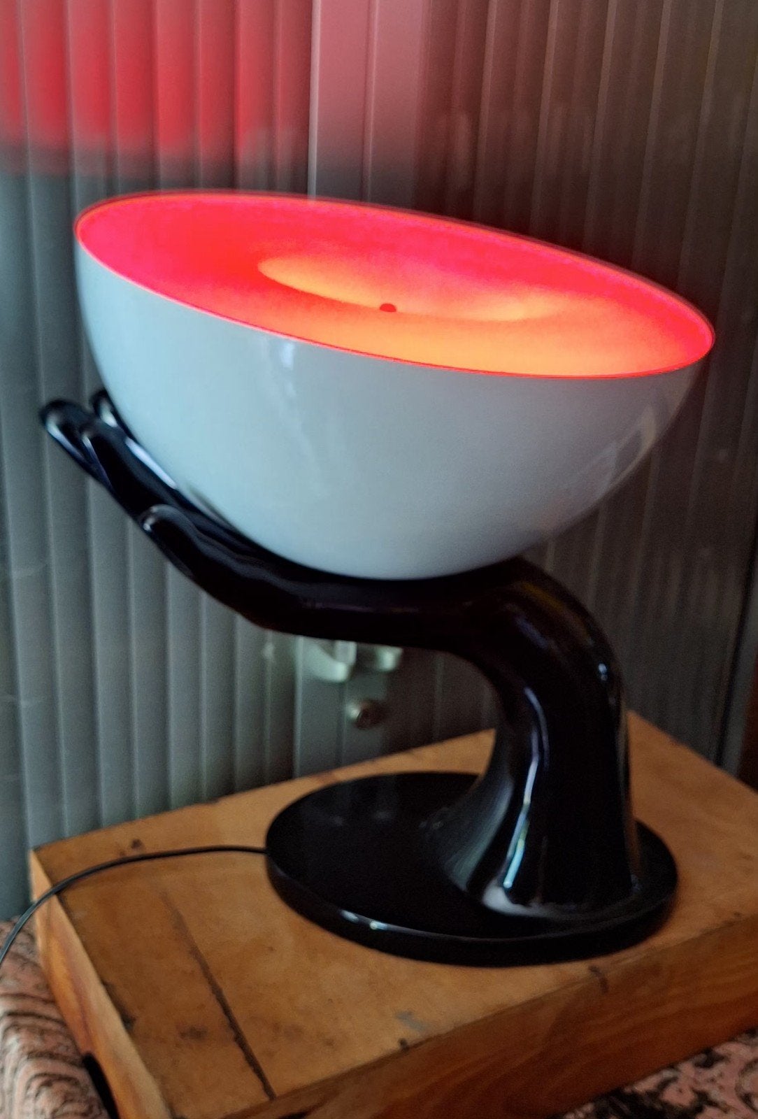 Kare design tafellamp Josy, zwarte hand die warm licht geeft, ., Zo goed als nieuw, Zwart, .