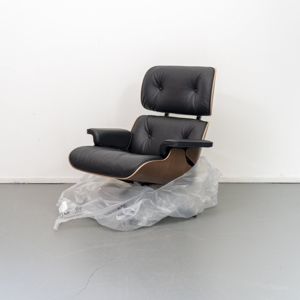 2x Vitra Eames Lounge Chair & Ottoman Noten - Chroom/Zwart, Niet ingevuld, Niet ingevuld, Nieuw, 75 tot 100 cm