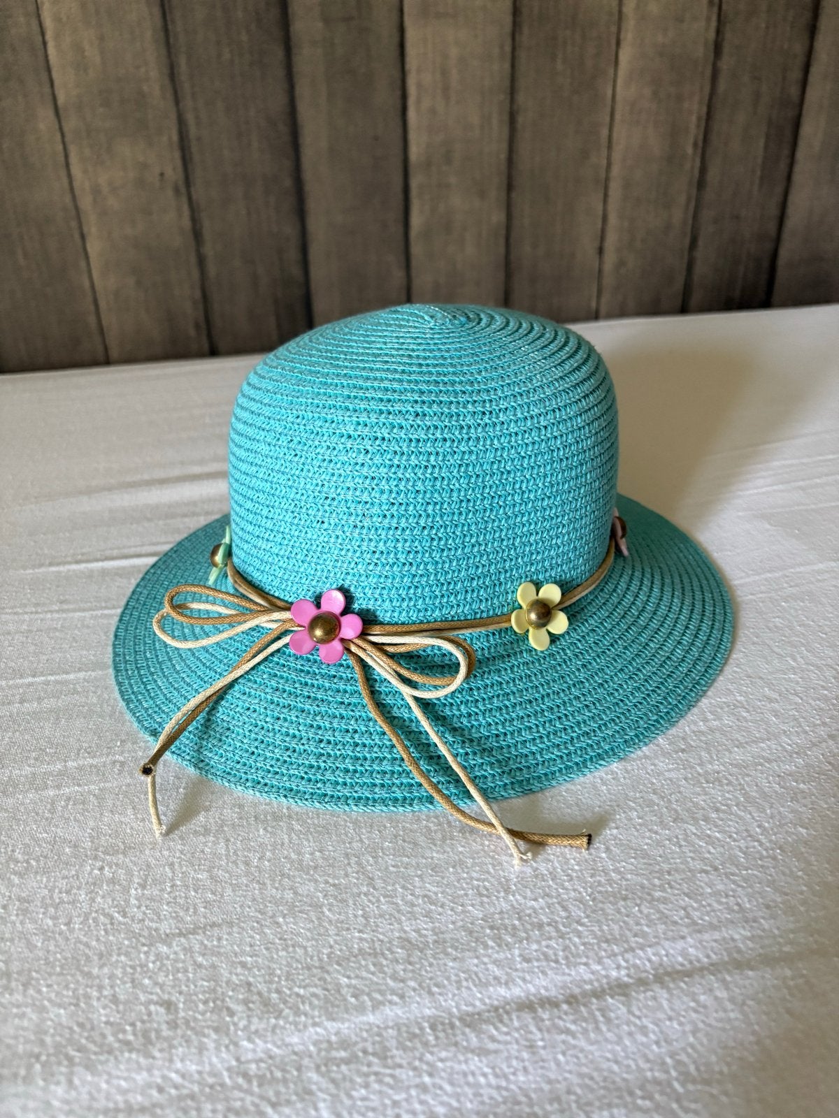 Leuke turquoise zomerhoed met bloemetjes, Kleding | Dames, Hoeden en Petten, Ophalen, Zo goed als nieuw, One size fits all, Hoed