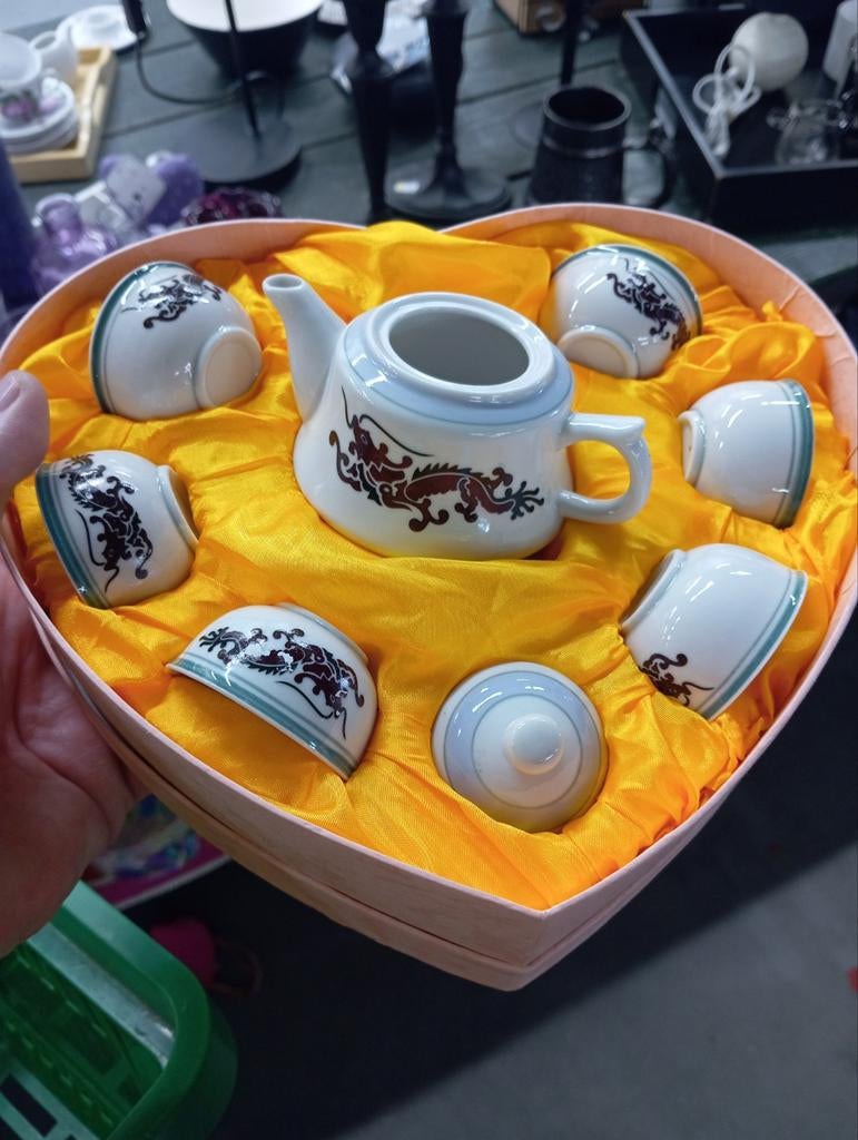 Mini Chinees theeservies in hartvormige doos, Keramiek, Ophalen of Verzenden, Zo goed als nieuw, Overige stijlen