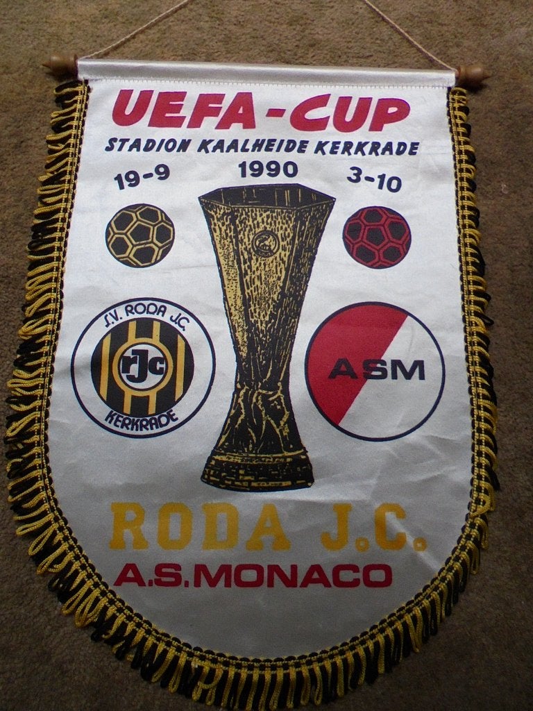 Te Koop Europese Vaan Roda Jc - As Monaco 1990, Verzamelen, Ophalen of Verzenden, Zo goed als nieuw, Roda JC, Vaantje of Sjaal