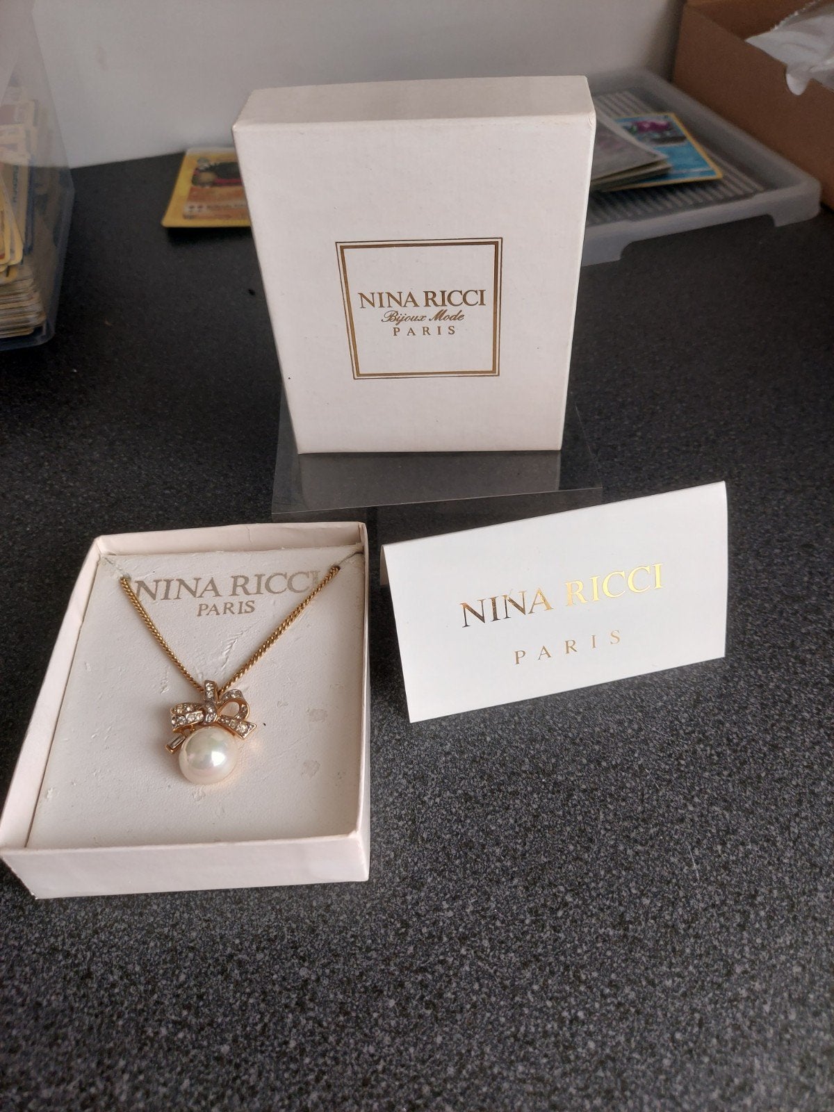 Nina Ricci Ketting met Parel en Strikje - Zo goed als nieuw, Overige materialen, Ophalen of Verzenden, Zo goed als nieuw, Met edelsteen