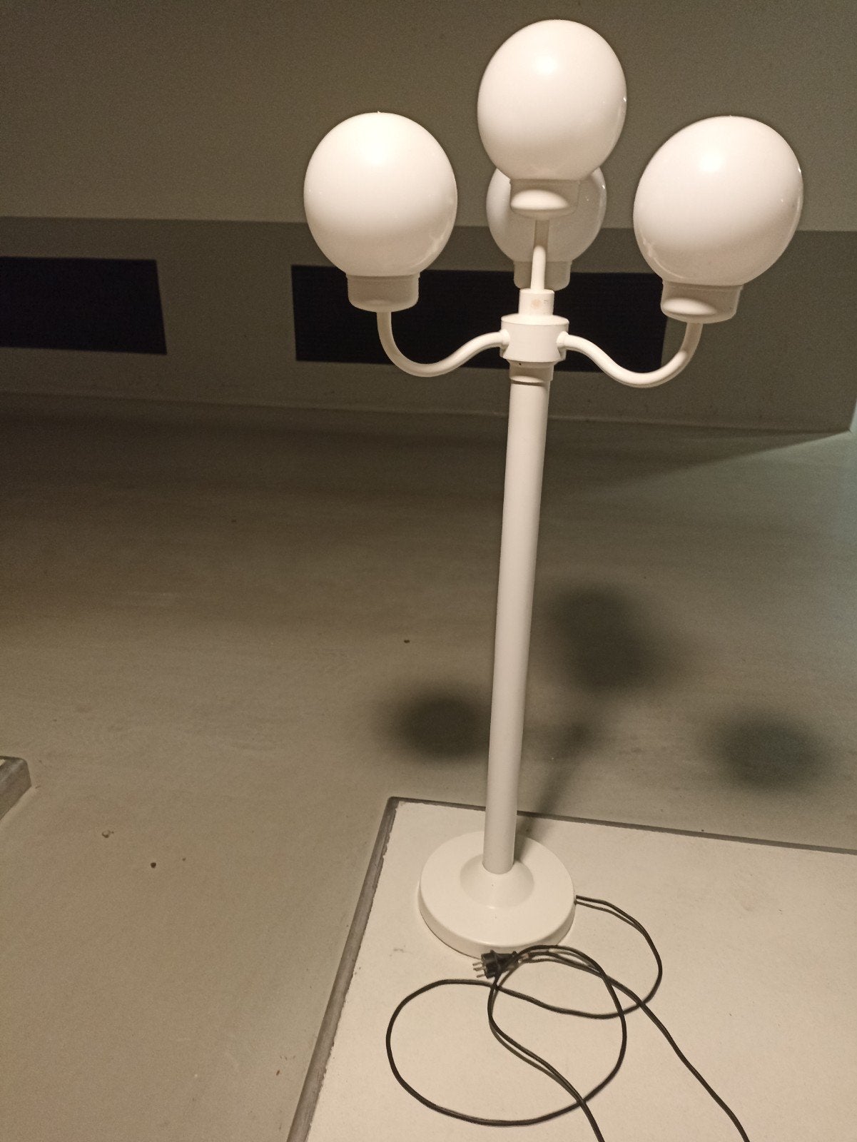Witte staande lamp met 4 bollen, Ophalen, Gebruikt