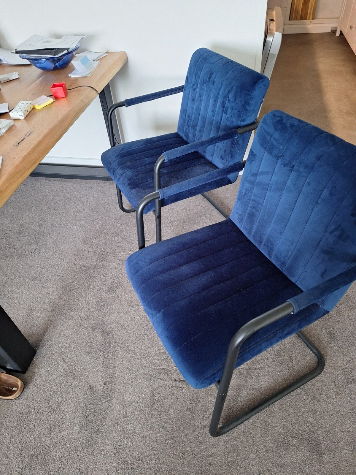 Set van 4  blauwe fluwelen eetkamerstoelen met armleuningen, Ophalen, Twee, Modern, Industrieel, Blauw