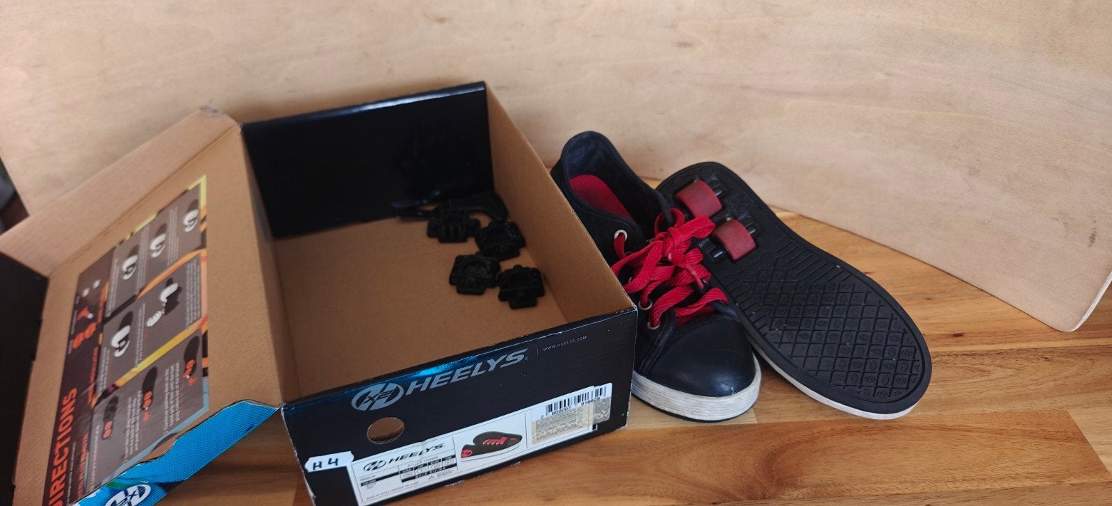 Heelys rolschoenen maat 34 - Zwart met rode veters, Ophalen of Verzenden, Gebruikt, Kinderen