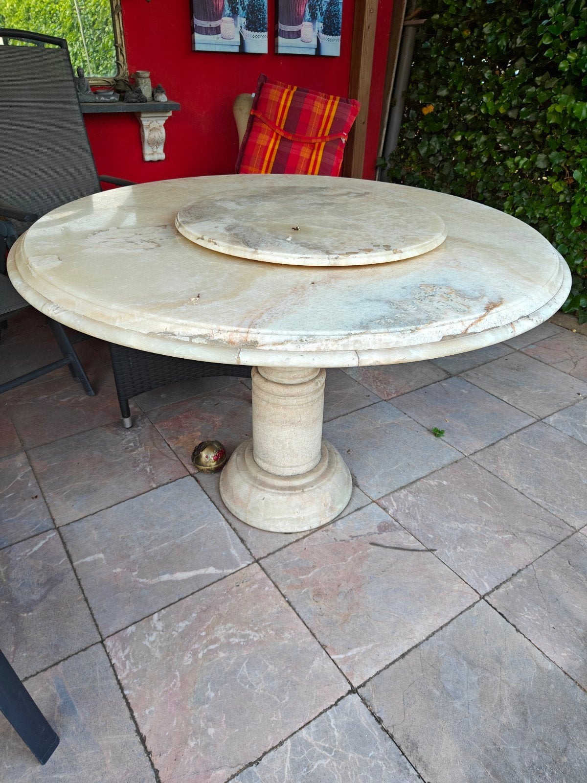 Vintage Italiaanse marmeren eettafel met drie krukjes, Tuin en Terras, Tuintafels, Ophalen