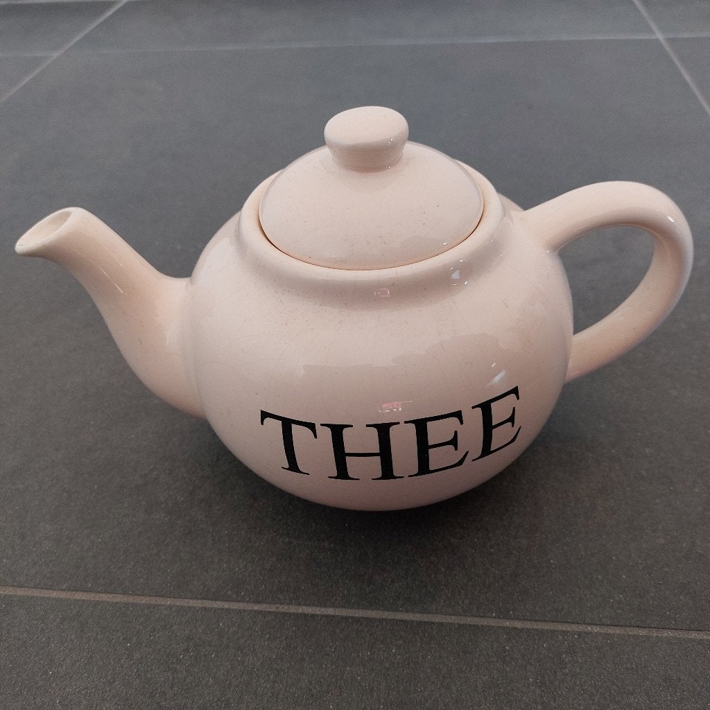 Theepot met opdruk "Thee", Huis en Inrichting, Theepot/fluitketel, Ophalen of Verzenden, Zo goed als nieuw, Roze