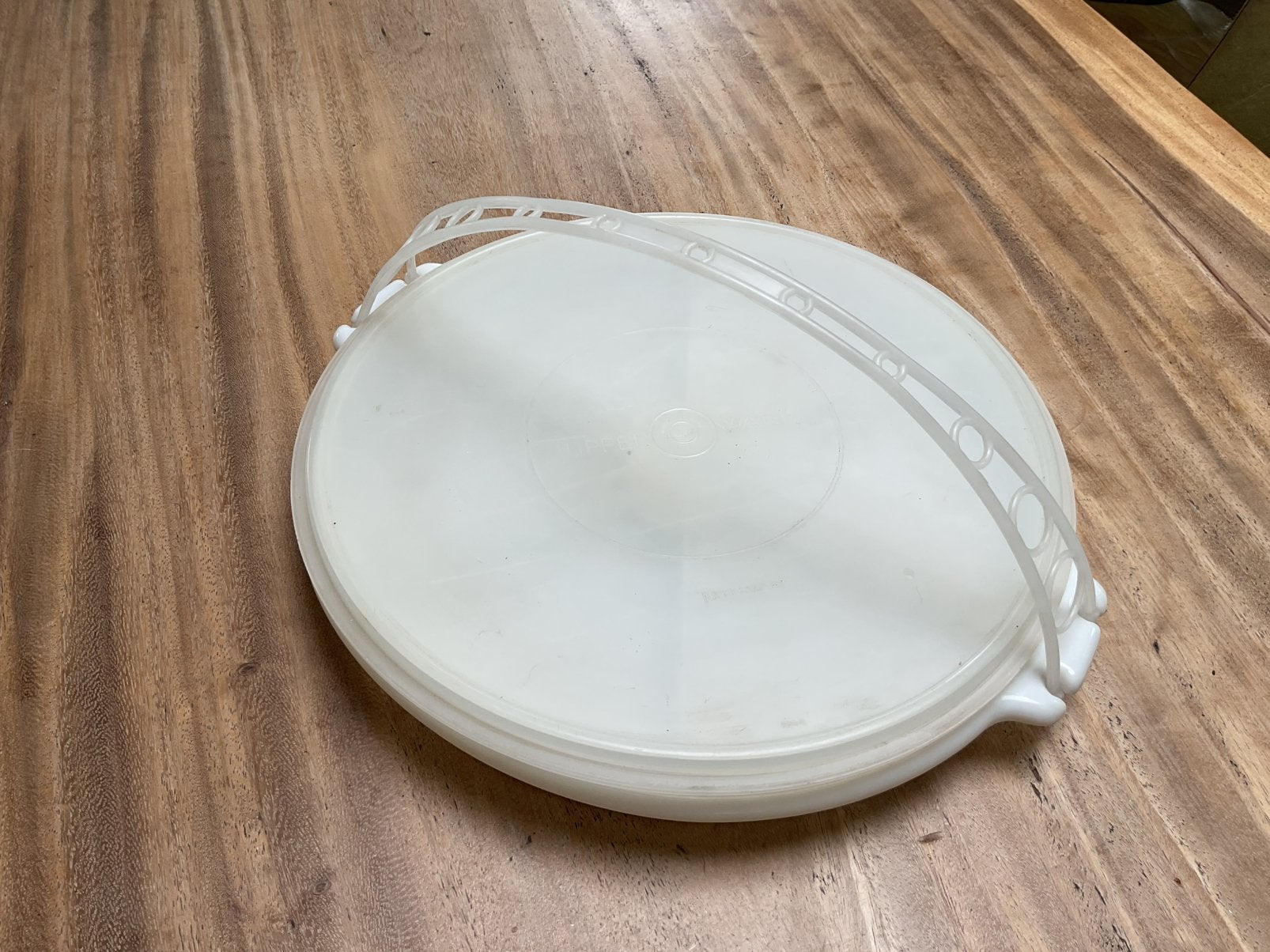 Vintage! Partyschaal Tupperware met deksel en hengsel.KOOPJE, Huis en Inrichting, Ophalen of Verzenden, Schaal