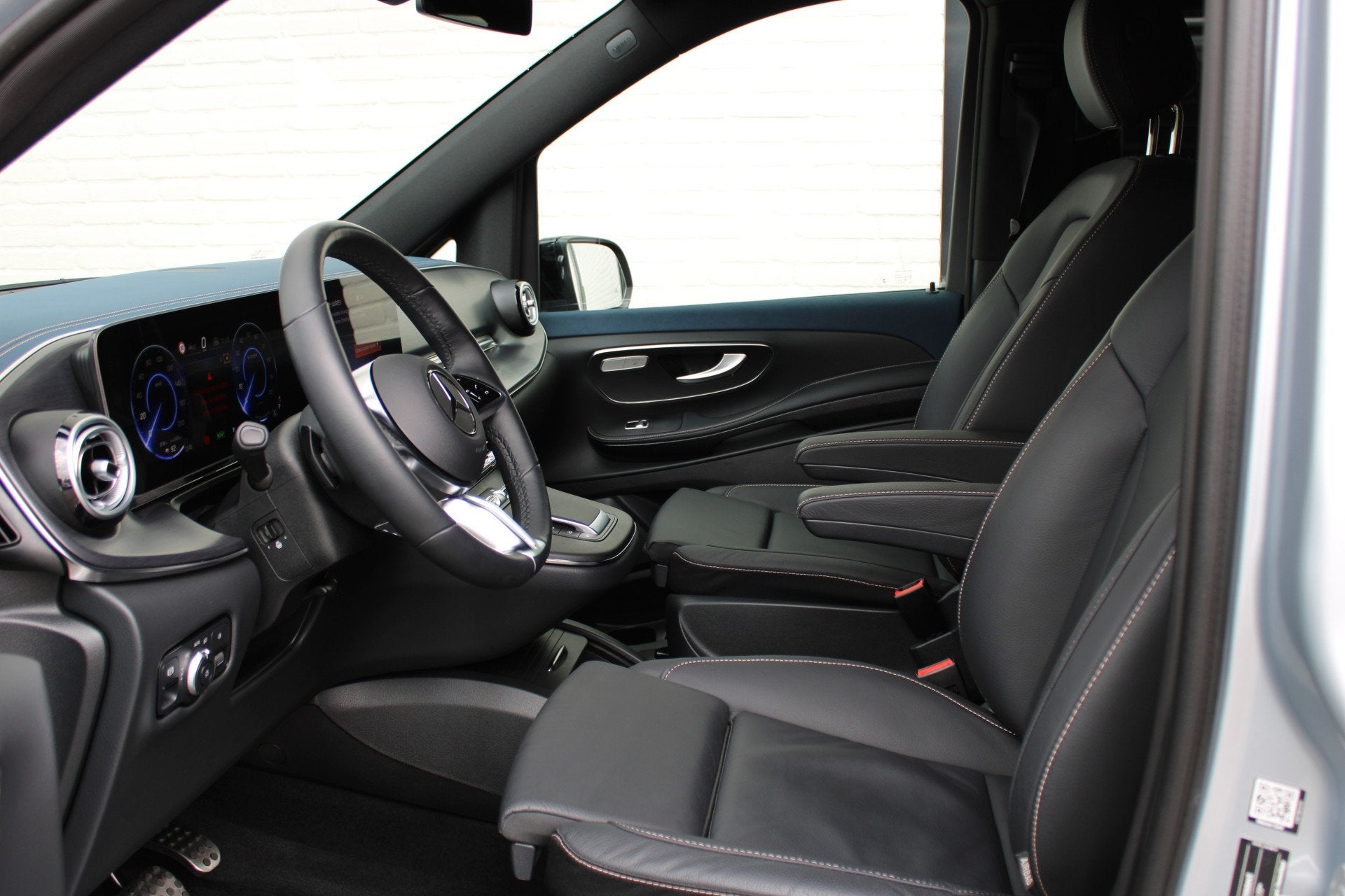 Mercedes-Benz EQV 300 L2 / AMG / Luchtvering / 7-Persoons /, Dealer onderhouden, Gebruikt, Met garantie (alle), 2535 kg