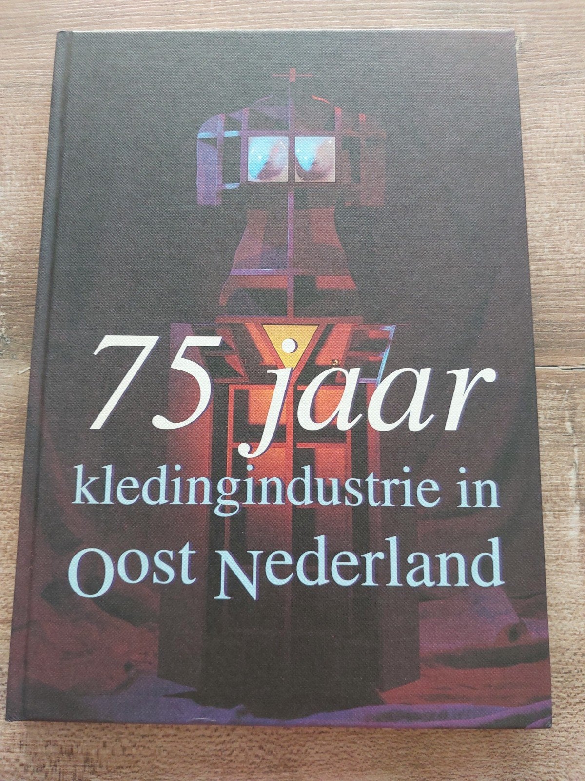 75 jaar kledingindustrie in Oost Nederland - Jubileumuitgave, Ophalen of Verzenden, 20e eeuw of later, Zo goed als nieuw, Peggie Bonthuis