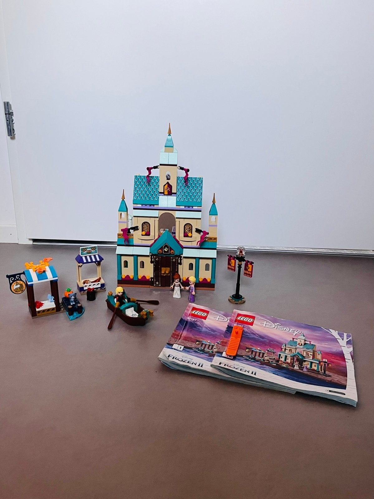LEGO Disney Frozen II Arendelle Kasteel en Dorp Set, Ophalen of Verzenden, Zo goed als nieuw