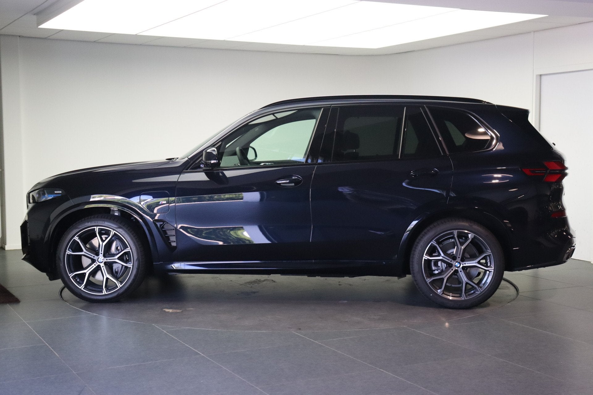 BMW X5 xDrive50e M Sport Automaat / Panoramadak / Trekhaak /, Automaat, Dealer onderhouden, 2395 kg, Zwart