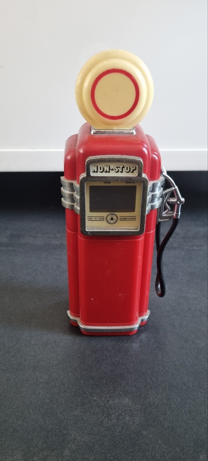 Vintage benzinepomp wekker - Rood, retro design, Vintage, Gebruikt, Kunststof, Ophalen of Verzenden