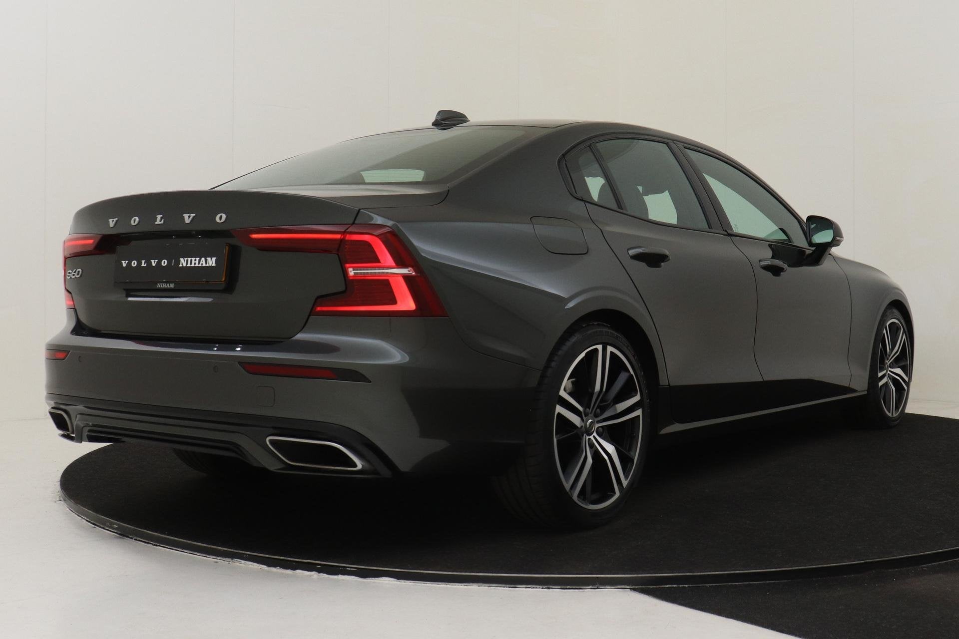 Volvo S60 B3 (M-HYBRID) R-DESIGN -HARMAN/KARDON|SPORTSTOELEN, 12 maanden, Euro 6, 4 cilinders, 163 pk